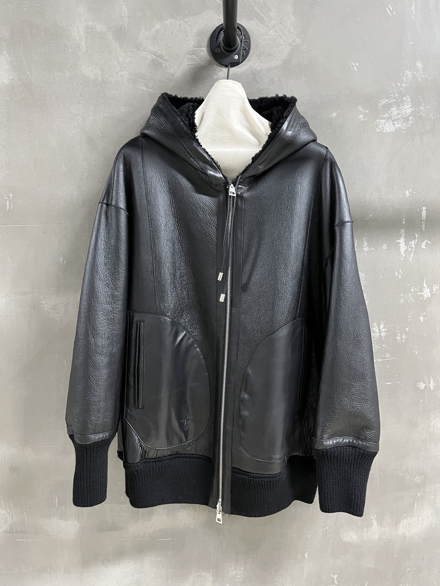 NO:636906,Introduction to Christian D*or｜2025 New Autumn Clothes The best fur all-in-one product this season!  The design is simple and elegant, and the style is versatile and fashionable!  Classic reversible - MATERIAL material - leather imported merino wool and fur all in one sizeS-19860909Christian D*or简介｜2025秋装新品 本季度最佳皮毛一体单品！设计简约腔调十足 版型不挑人百搭又时髦！经典两面穿 - MATERIAL 材质 - 皮面进口美利奴羊毛皮毛一体 sizeS- XL M码胸围128 肩宽62 衣长73 袖长55 price,迪奥-服装,dior,alexander wang,Women's clothing