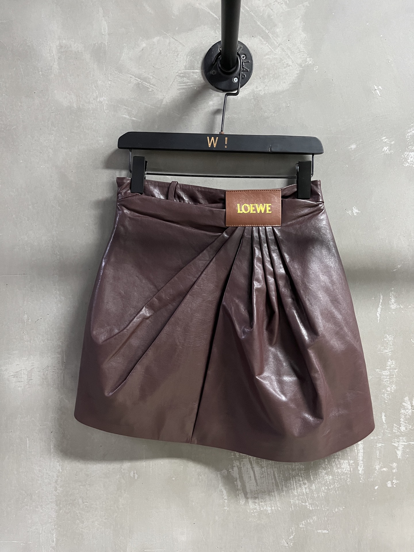 NO:636910,Introduction to Lo*we｜2025 new autumn clothing The best leather skirt item of this season!  Original custom-made, sweet and cool retro style, easy-to-match and fashionable version!  - MATERIAL Material - Leather imported Turkish vegetable tanned sheepskin sizeS-19860909Lo*we简介｜2025秋装新品 本季度最佳皮裙单品！原版订制 甜酷风复古气质,版型不挑人百搭又时髦！ - MATERIAL 材质 - 皮面进口土耳其植鞣羊皮 sizeS- XL M码腰围68 臀围96 裙长39.5 price,罗意威-服装,loewe,skirts,sheepskin,alexander wang,Women's clothing