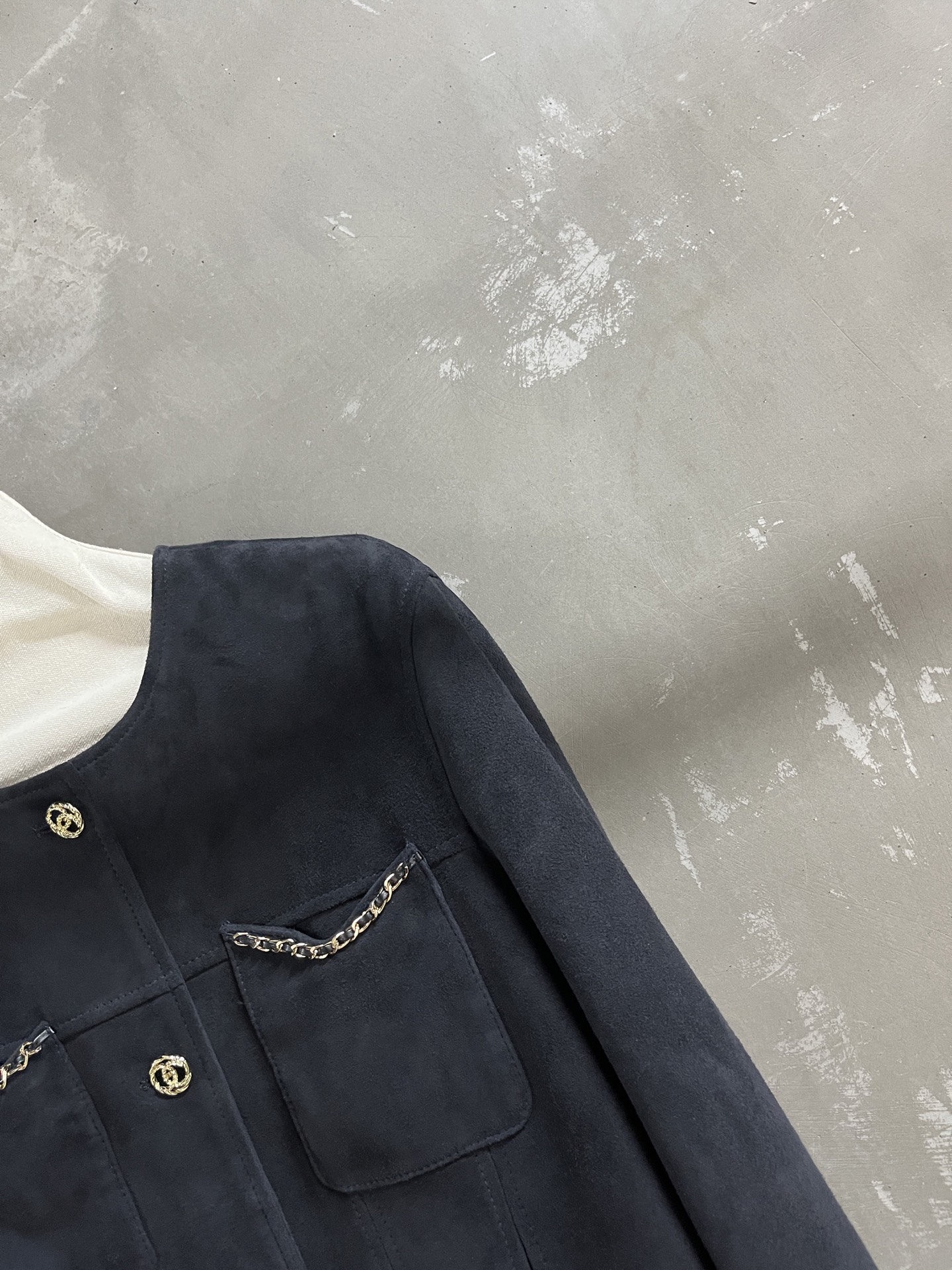 Elegant Women's Lambskin Leather Jacket with Chain Detail 5 i1758896611903 9455 0 2