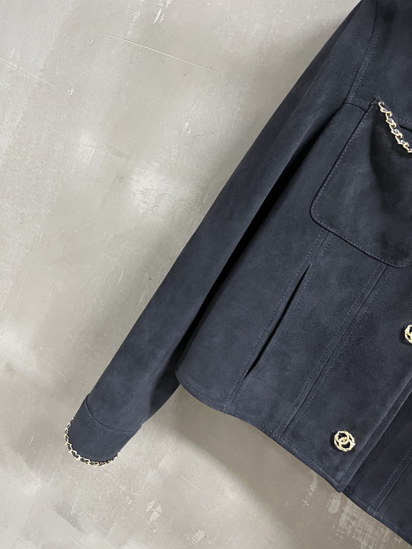 Elegant Women's Lambskin Leather Jacket with Chain Detail 4 i1758896611997 4207 0 1