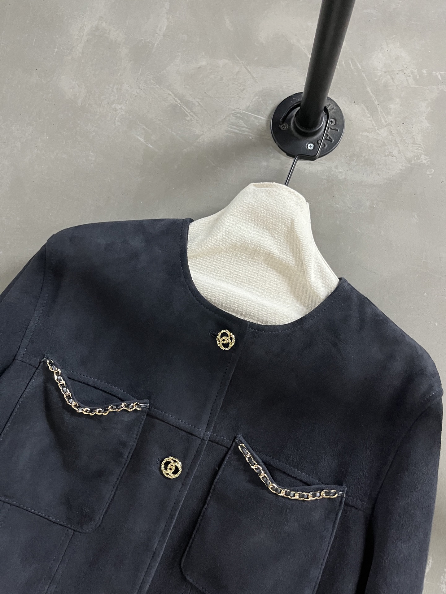 Elegant Women's Lambskin Leather Jacket with Chain Detail 7 i1758896612073 1576 0 4