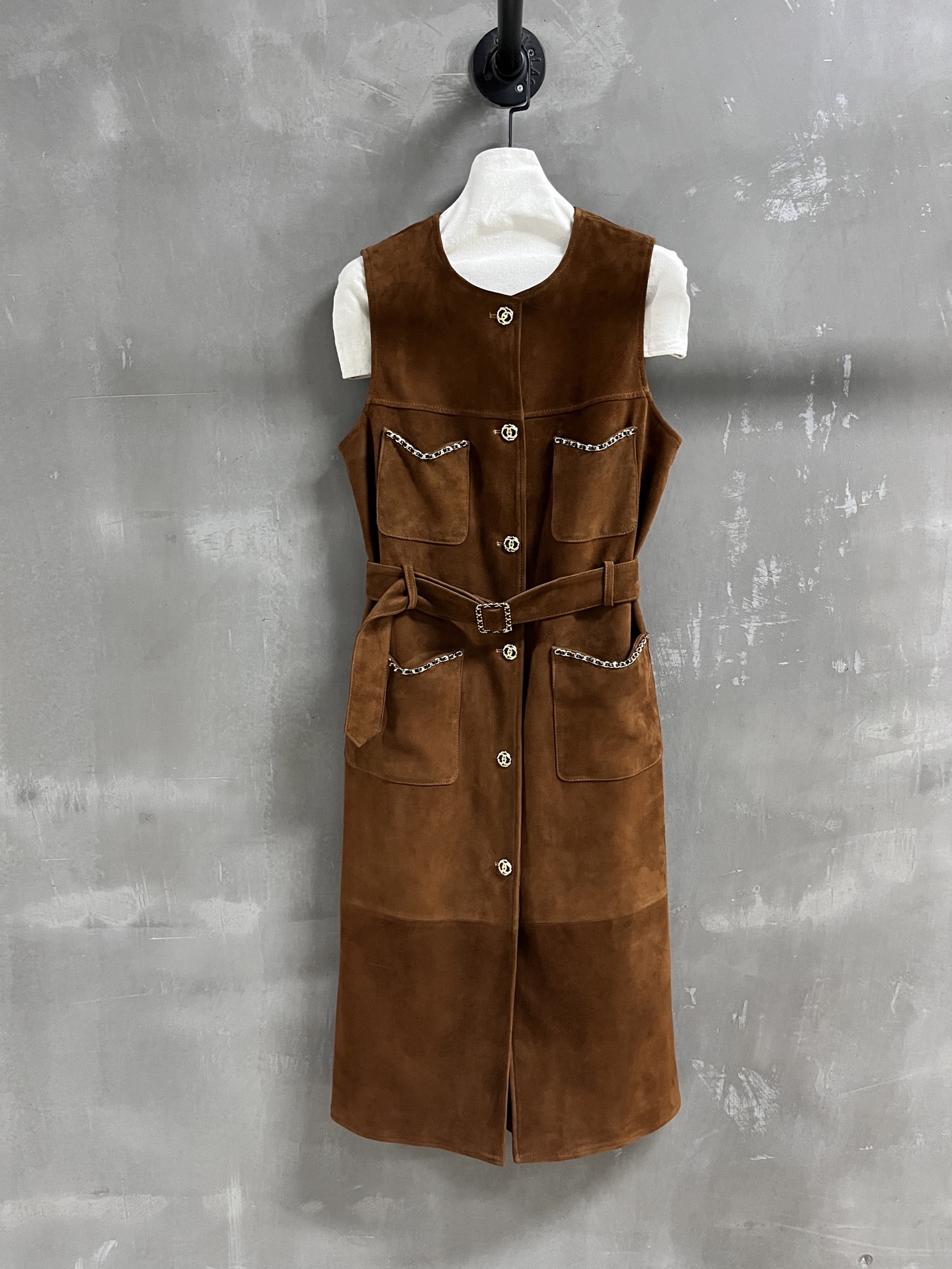 NO:636897,Introduction to Chan*l｜2025 new autumn clothing products The best vest item of this season!  The classic Chanel chain design is versatile and fashionable!  The neatly cut and interspersed metal chains make the leather jacket no longer monotonous. Customized camellia lining and molded custom hardware buttons!  - MATERIAL - Leather imported Turkish mixed cashmere size S-19860909Chan*l简介｜2025秋装新品 本季度最佳马甲单品！经典香奈儿链条设计 版型不挑人百搭又时髦！利落裁剪的同时穿插金属链条让皮衣不再单调 定制山茶花里衬 开模订制五金扣子！ - MATERIAL 材质 - 皮面进口土耳其混种羊绒 size Ｓ- XL M码胸围96 衣长110 肩宽36 price,香奈儿-服装,chanel,chanel,leather jacket,alexander wang,Women's clothing