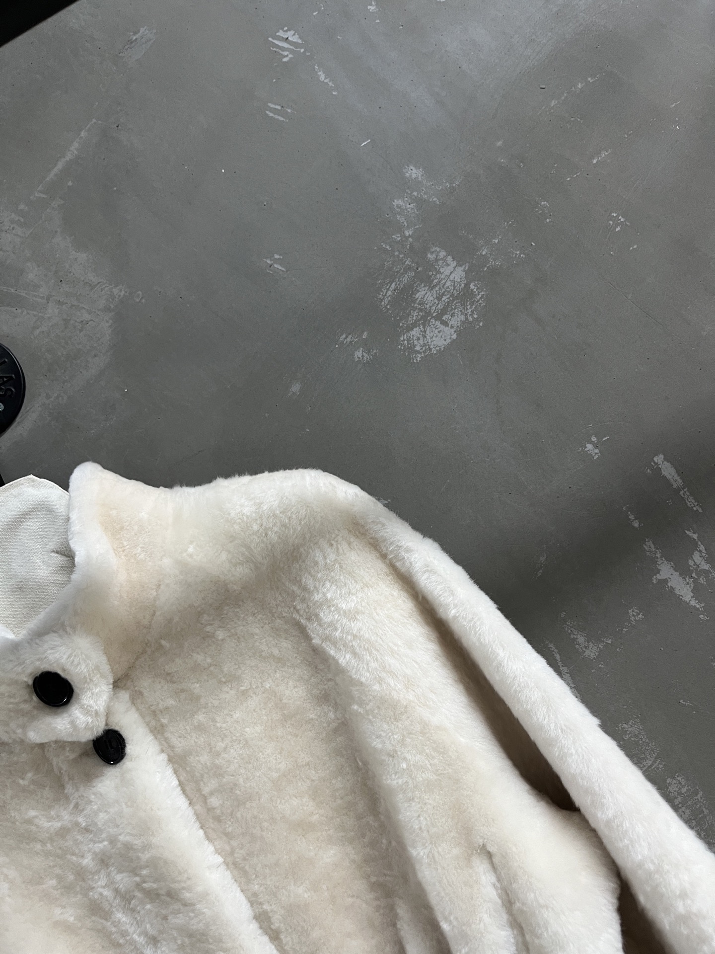 Loewe Shearling Jacket: Chic, Vintage-Inspired, and Versatile Style 5 i1758900114077 3808 0 2