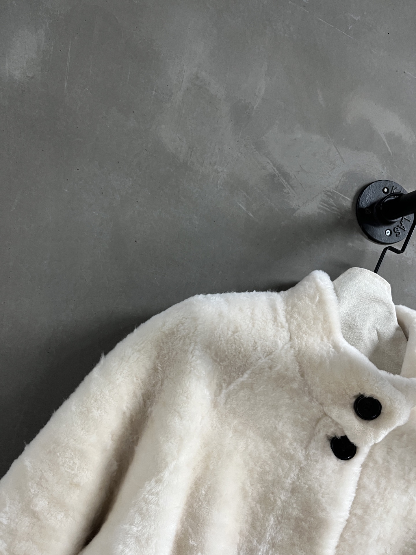 Loewe Shearling Jacket: Chic, Vintage-Inspired, and Versatile Style 4 i1758900114270 1242 0 1