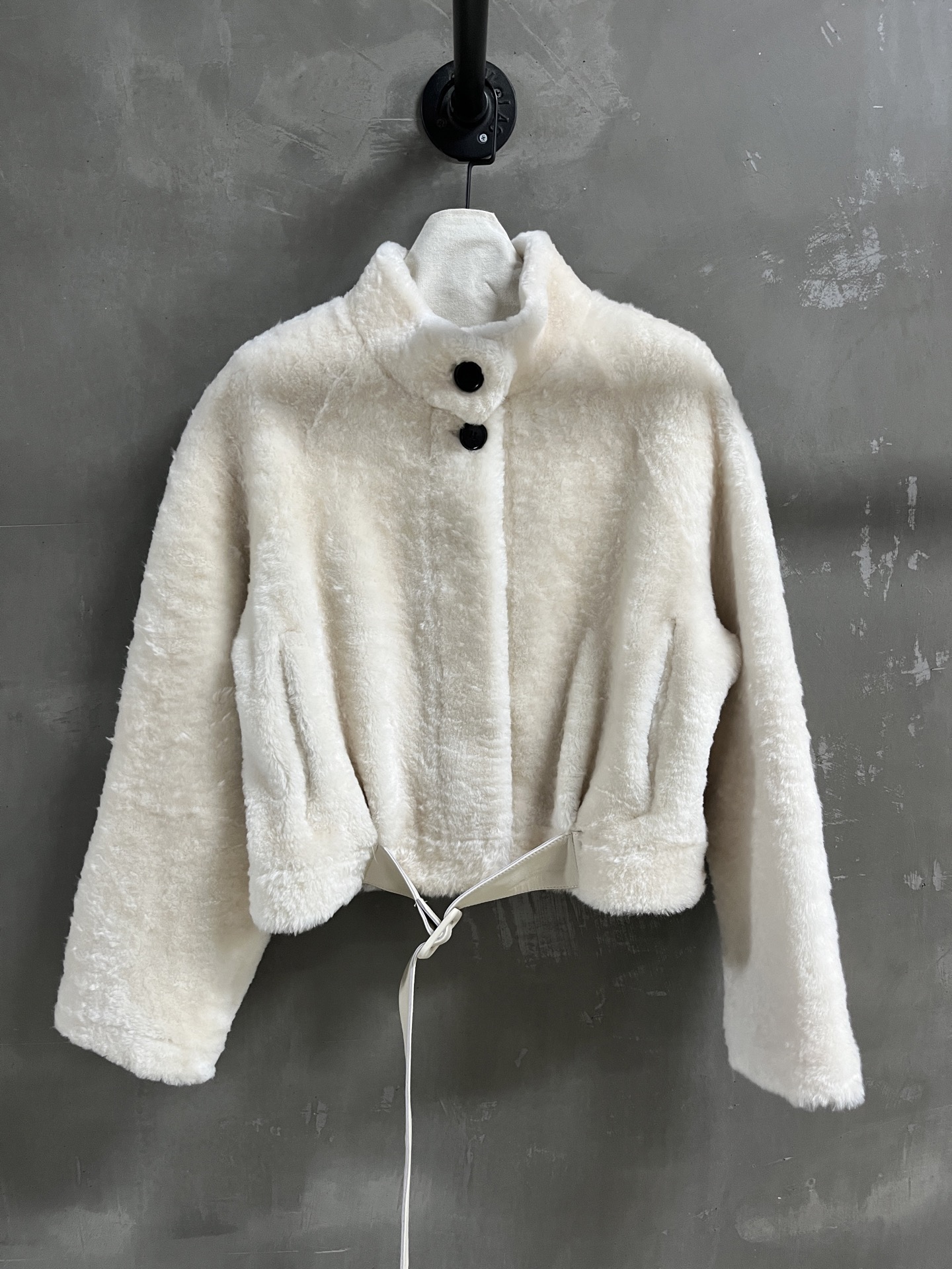 Loewe Shearling Jacket: Chic, Vintage-Inspired, and Versatile Style 3 i1758900114292 2846 0 0