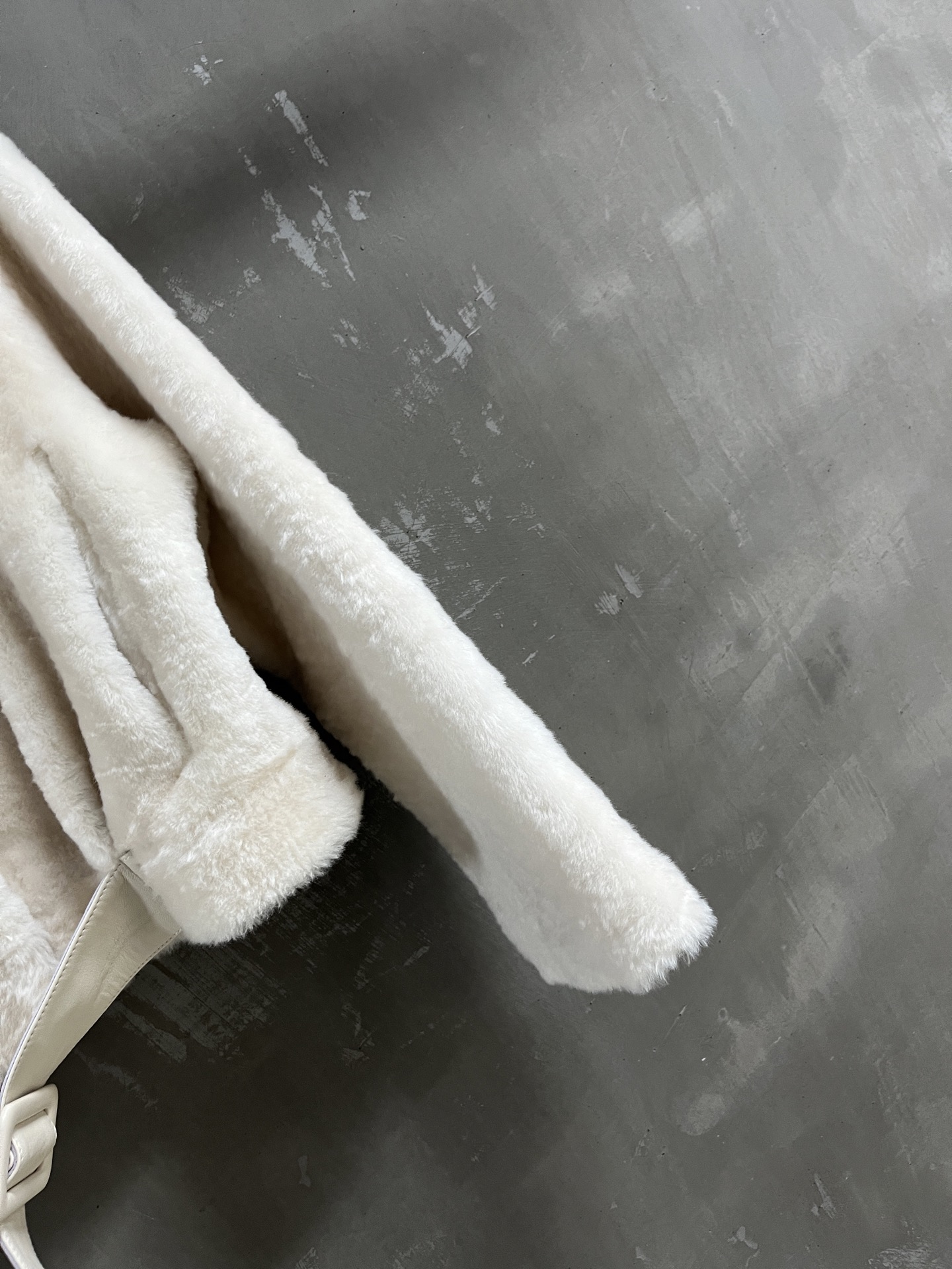 Loewe Shearling Jacket: Chic, Vintage-Inspired, and Versatile Style 7 i1758900119763 629 0 4