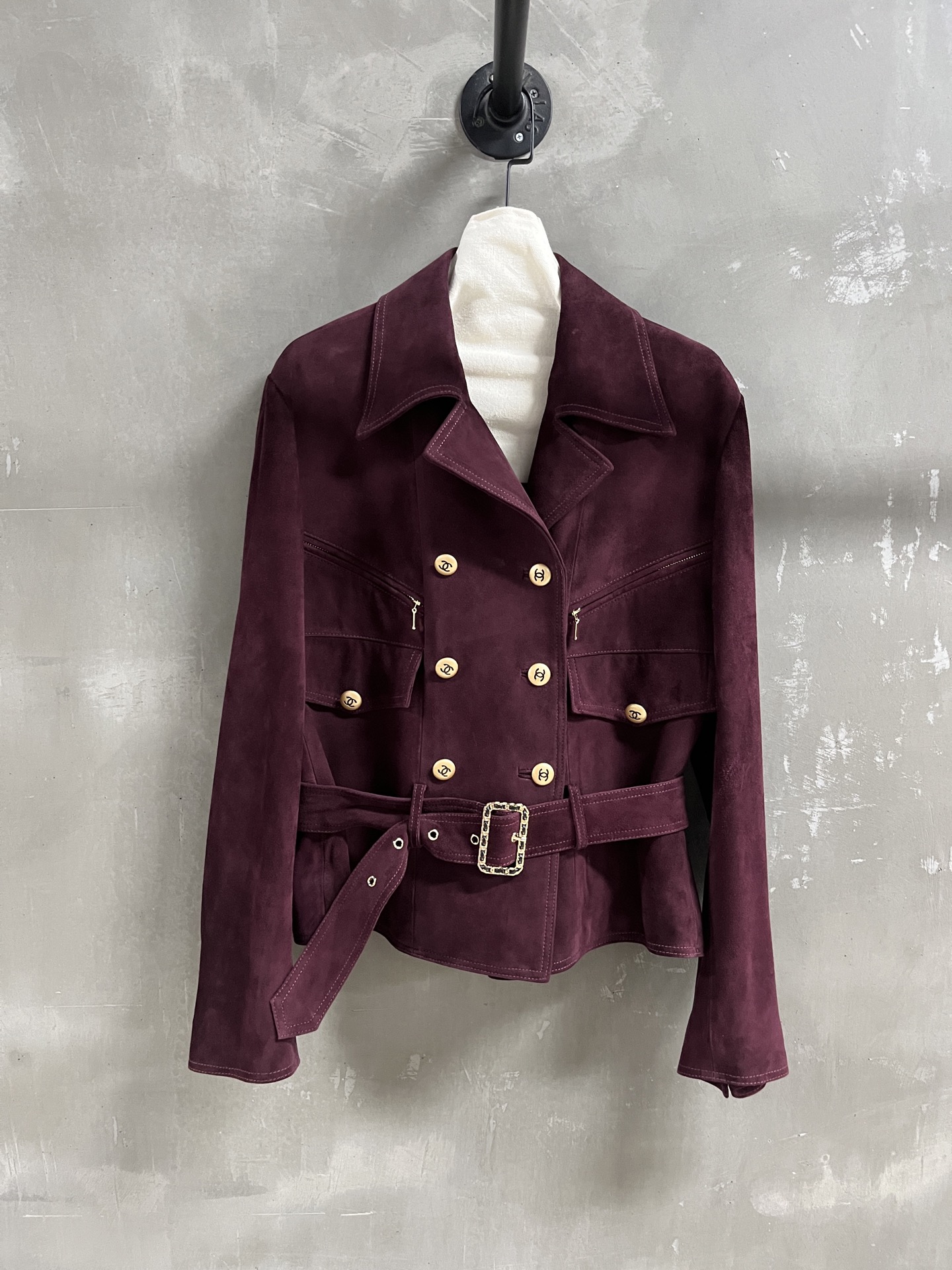 NO:636905,Introduction to Chan*l | 2025 Autumn and Winter New Products The best outerwear item of this season!  Classic Chanel design, easy-to-match style, versatile and fashionable!  The neat tailoring and exquisite buttons make the leather jacket no longer monotonous. Customized camellia lining!  - MATERIAL material - leather imported Turkish mixed cashmere surface size S-19860909Chan*l简介｜2025秋冬新品 本季度最佳外套单品！经典香奈儿设计 版型不挑人百搭又时髦！利落裁剪的同时穿插精美绝伦扣子让皮衣不再单调 定制山茶花里衬！ - MATERIAL 材质 - 皮面进口土耳其混种羊绒面 size Ｓ- XL M码胸围98 衣长54 肩宽42 袖长60,香奈儿-服装,chanel,chanel,jackets & coats,leather jacket,alexander wang,Women's clothing