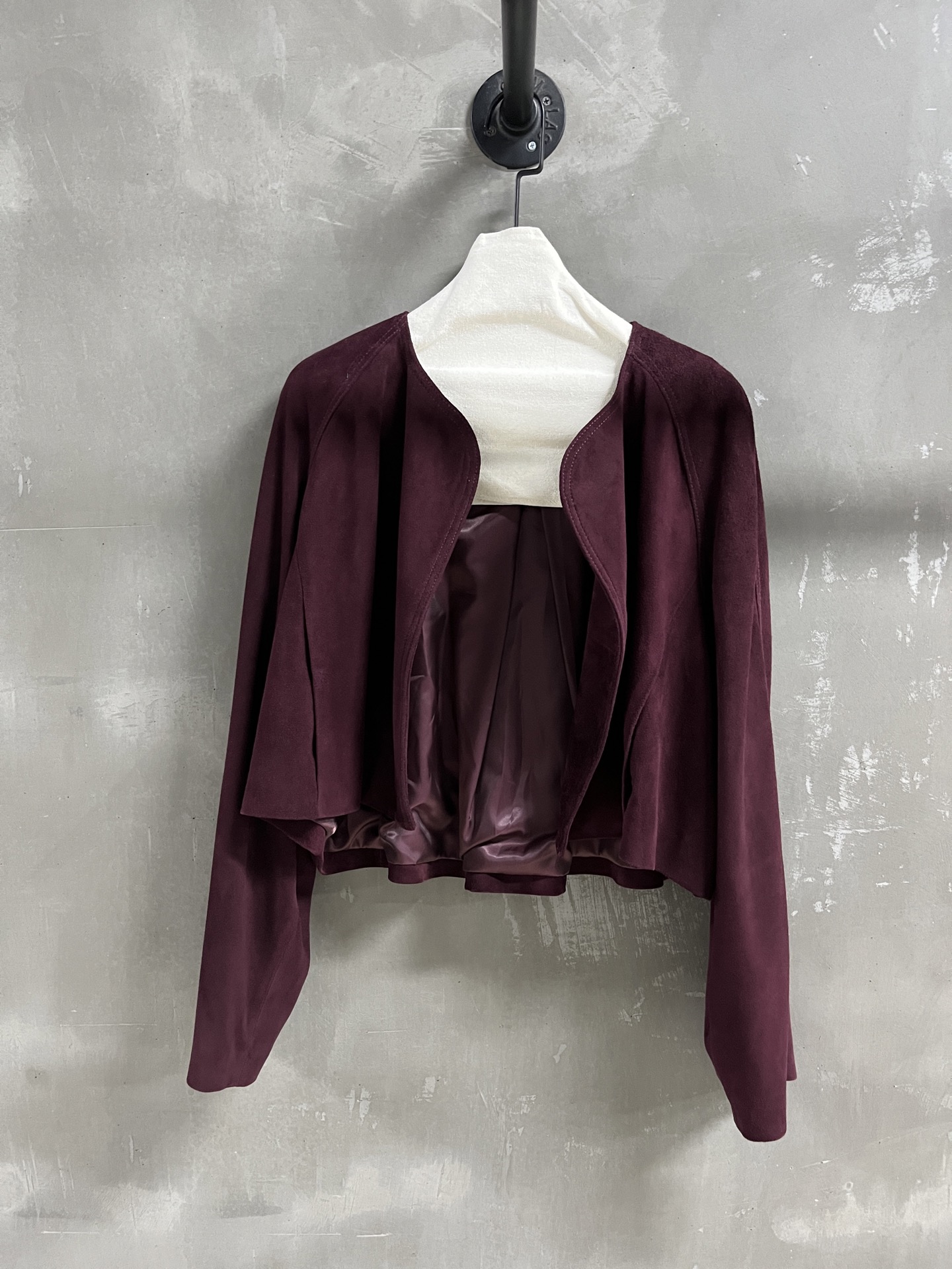 NO:636909,Introduction to MiuM*u｜2025 new autumn clothing products The best outerwear items of this season!  Original custom-made, sweet and cool retro style, easy-to-match and fashionable version!  - MATERIAL - Leather imported mixed breed sheep suede size S- L19860909MiuM*u简介｜2025秋装新品 本季度最佳外套单品！原版订制 甜酷风复古气质,版型不挑人百搭又时髦！ - MATERIAL 材质 - 皮面进口混种羊反绒 sizeＳ- L M码胸围128 衣长49 连肩袖长73,缪缪-服装,miumiu,jackets & coats,alexander wang,Women's clothing