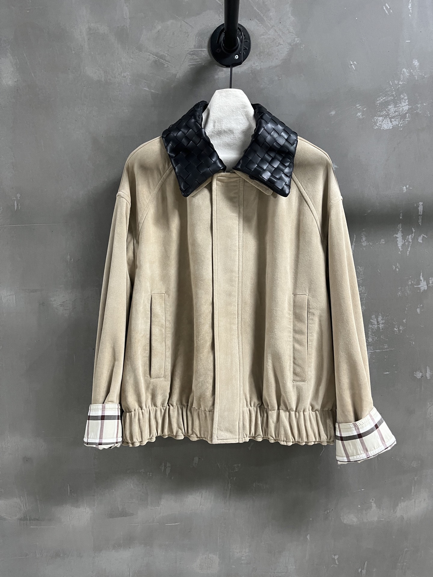 NO:636911,BV Introduction｜2025 New Autumn Clothing Products This season’s best outerwear items!  Original custom-made, hand-knitted, loose fit, versatile and fashionable!  Same style for men and women - MATERIAL Material - leather imported Turkish mixed cashmere surface sizeS-19860909BV简介｜2025秋装新品 本季度最佳外套单品！原版订制 手工编织 宽松版型不挑人百搭又时髦！男女同款 - MATERIAL 材质 - 皮面进口土耳其混种羊绒面 sizeS- XL M码胸围134 衣长66 肩宽59 袖长51 price,葆蝶家-服装,bottega veneta,bottega veneta,jackets & coats,alexander wang,Women's clothing