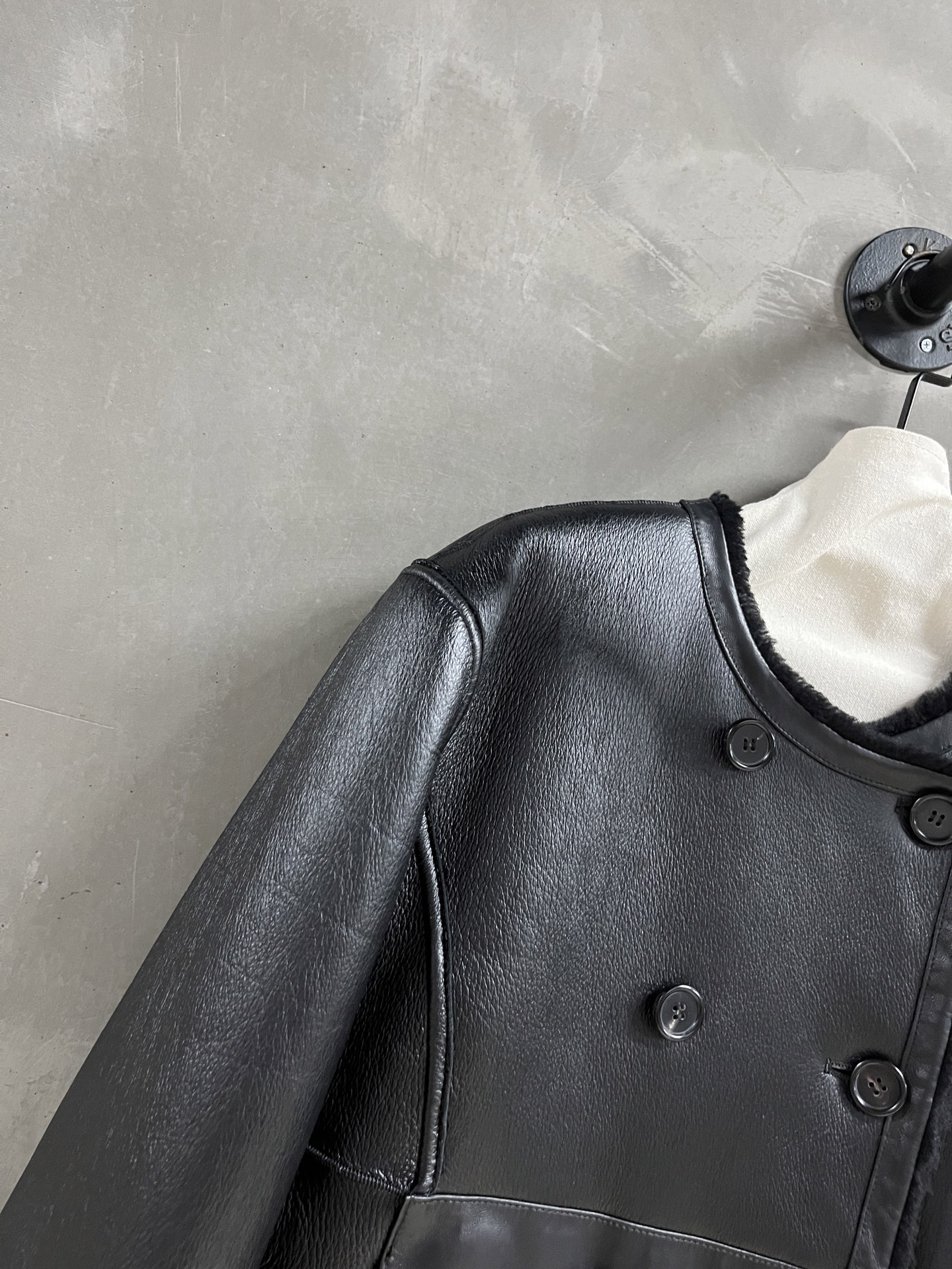 Reversible Shearling Jacket: Merino Wool, Relaxed Fit, Timeless Style 6 i1759161149182 548 0 3
