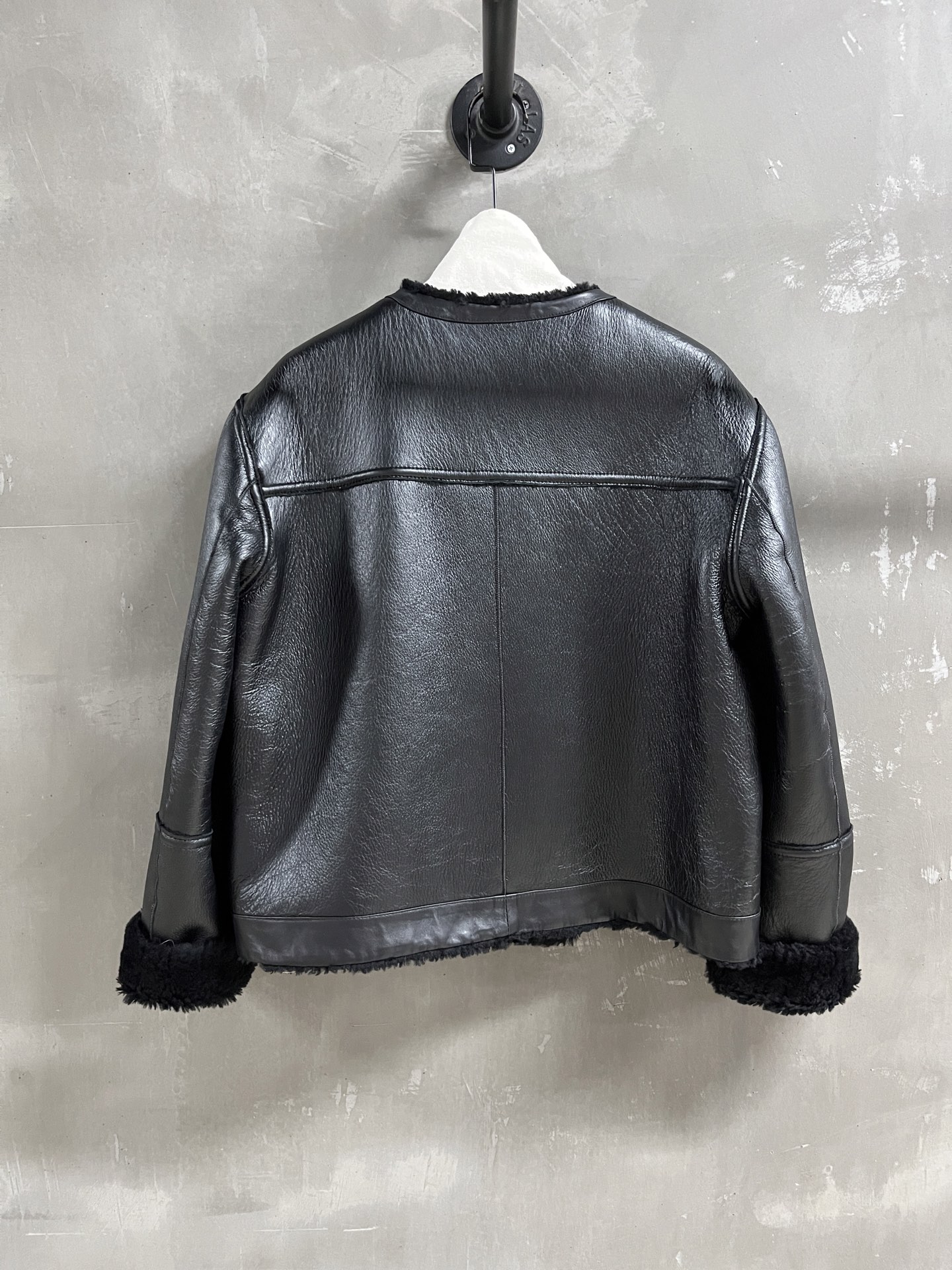 Reversible Shearling Jacket: Merino Wool, Relaxed Fit, Timeless Style 10 i1759161149207 9247 0 8