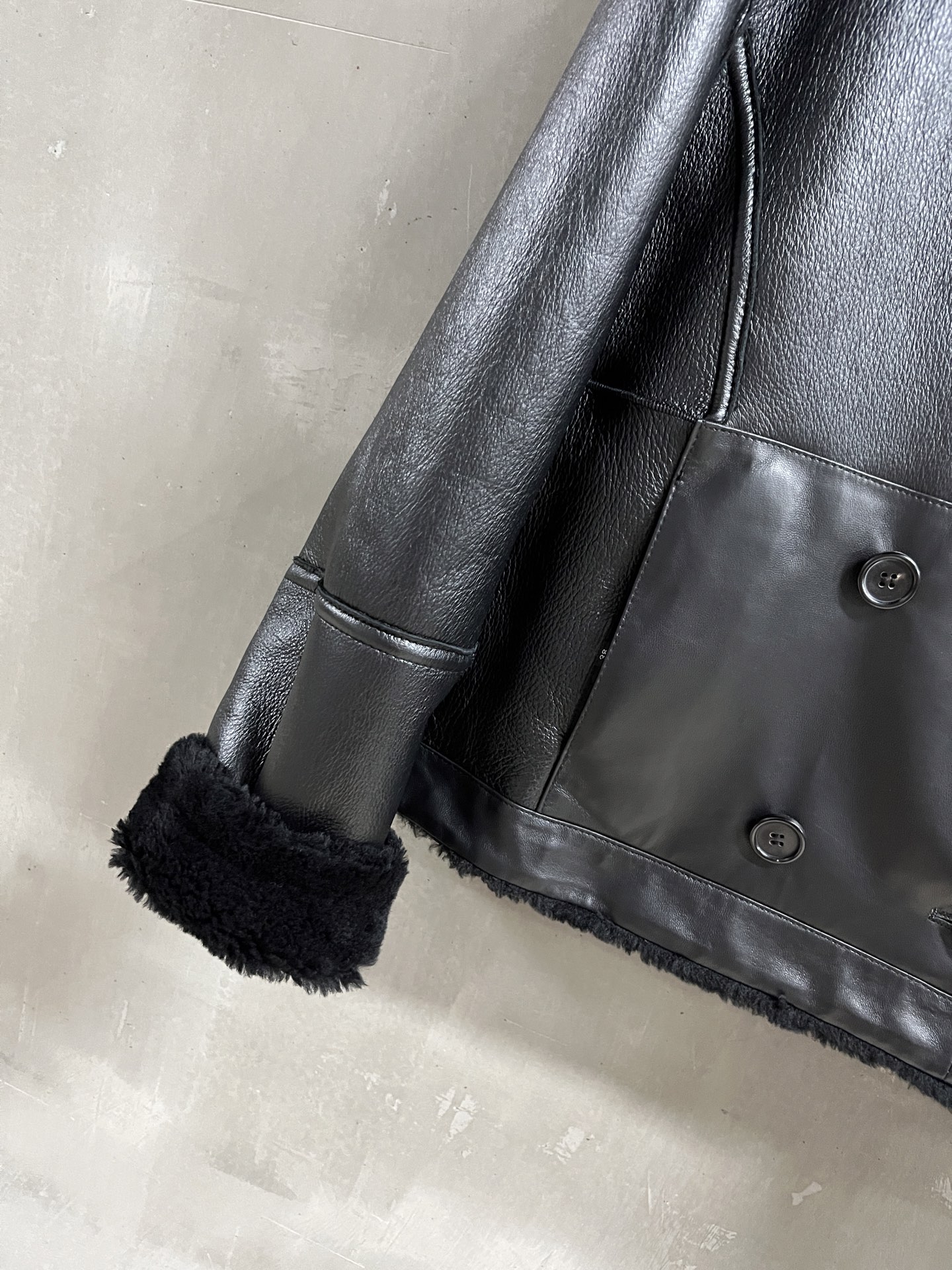 Reversible Shearling Jacket: Merino Wool, Relaxed Fit, Timeless Style 4 i1759161149248 4302 0 1