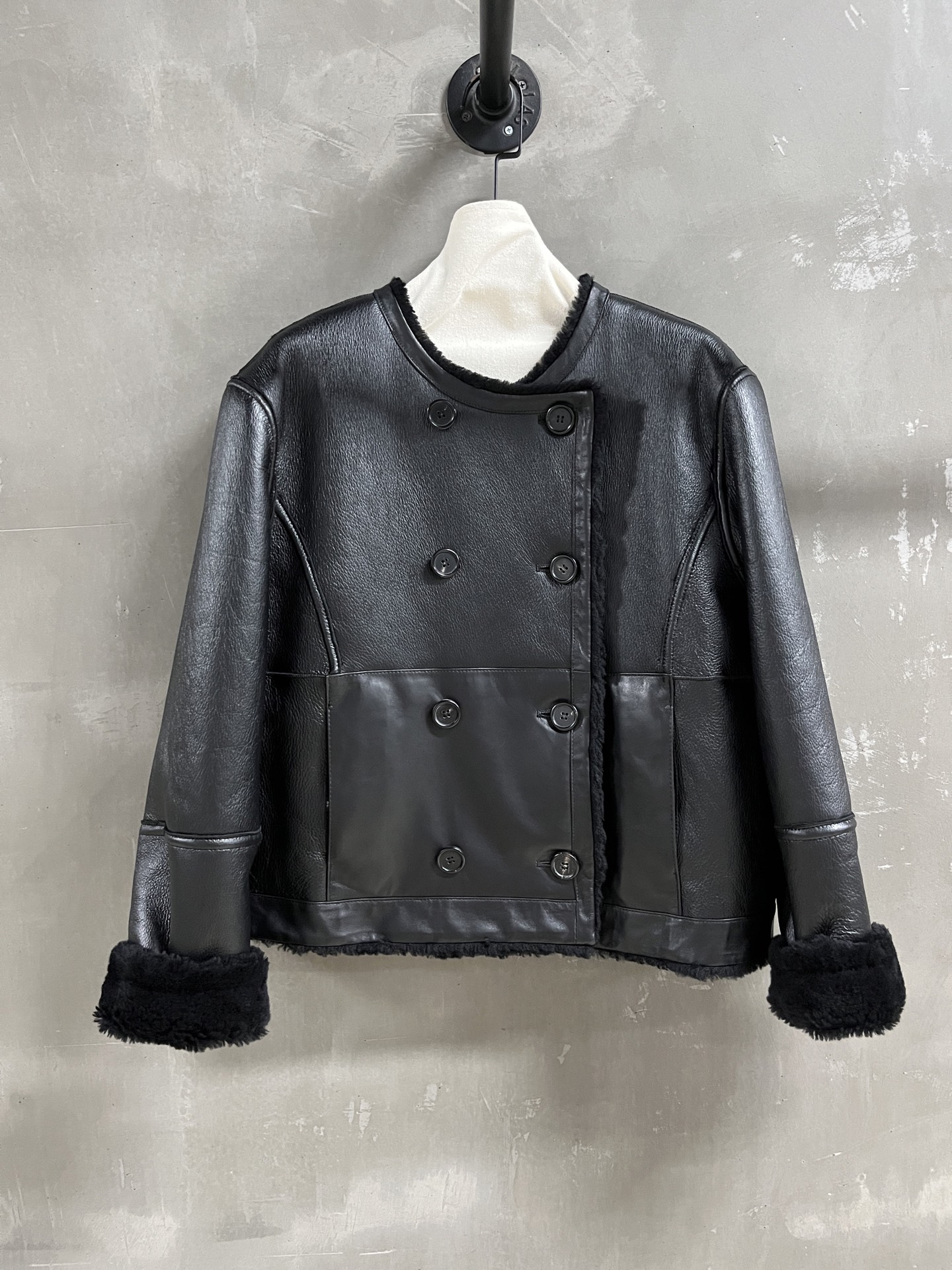 Reversible Shearling Jacket: Merino Wool, Relaxed Fit, Timeless Style 3 i1759161149442 9072 0 0