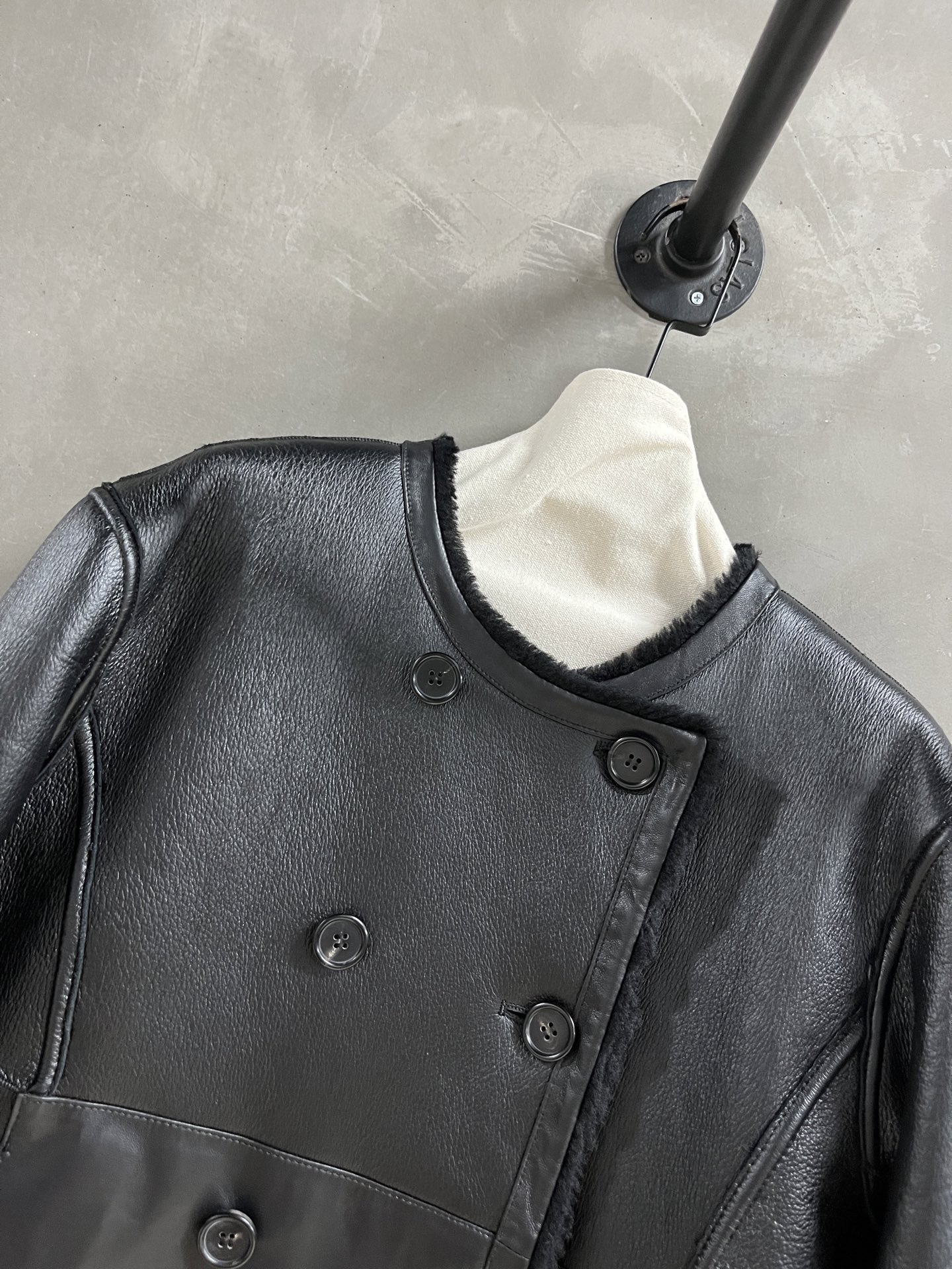 Reversible Shearling Jacket: Merino Wool, Relaxed Fit, Timeless Style 7 i1759161152426 8120 0 4