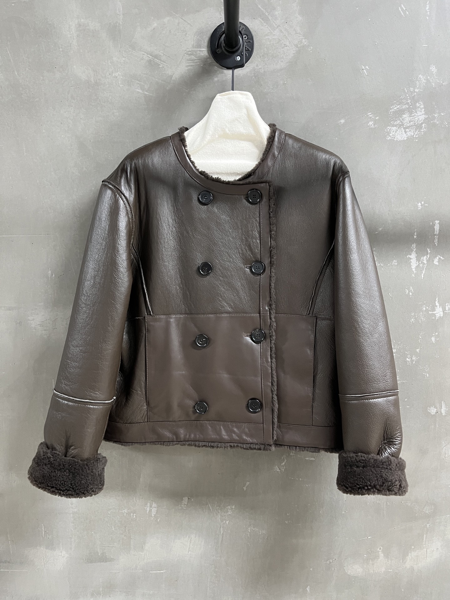 NO:636913,BC Introduction｜2025 New Autumn Clothing Products The best fur all-in-one product this season!  Classic old money style design, loose fit, versatile and fashionable!  Reversible - MATERIAL - Leather imported merino wool and fur all in one size S-19860909BC简介｜2025秋装新品 本季度最佳皮毛一体单品！经典老钱风设计 宽松版型不挑人百搭又时髦！两面穿 - MATERIAL 材质 - 皮面进口美利奴羊毛皮毛一体 size S- XL M码胸围116 衣长57 肩宽51袖长58 price,女装,alexander wang,Women's clothing