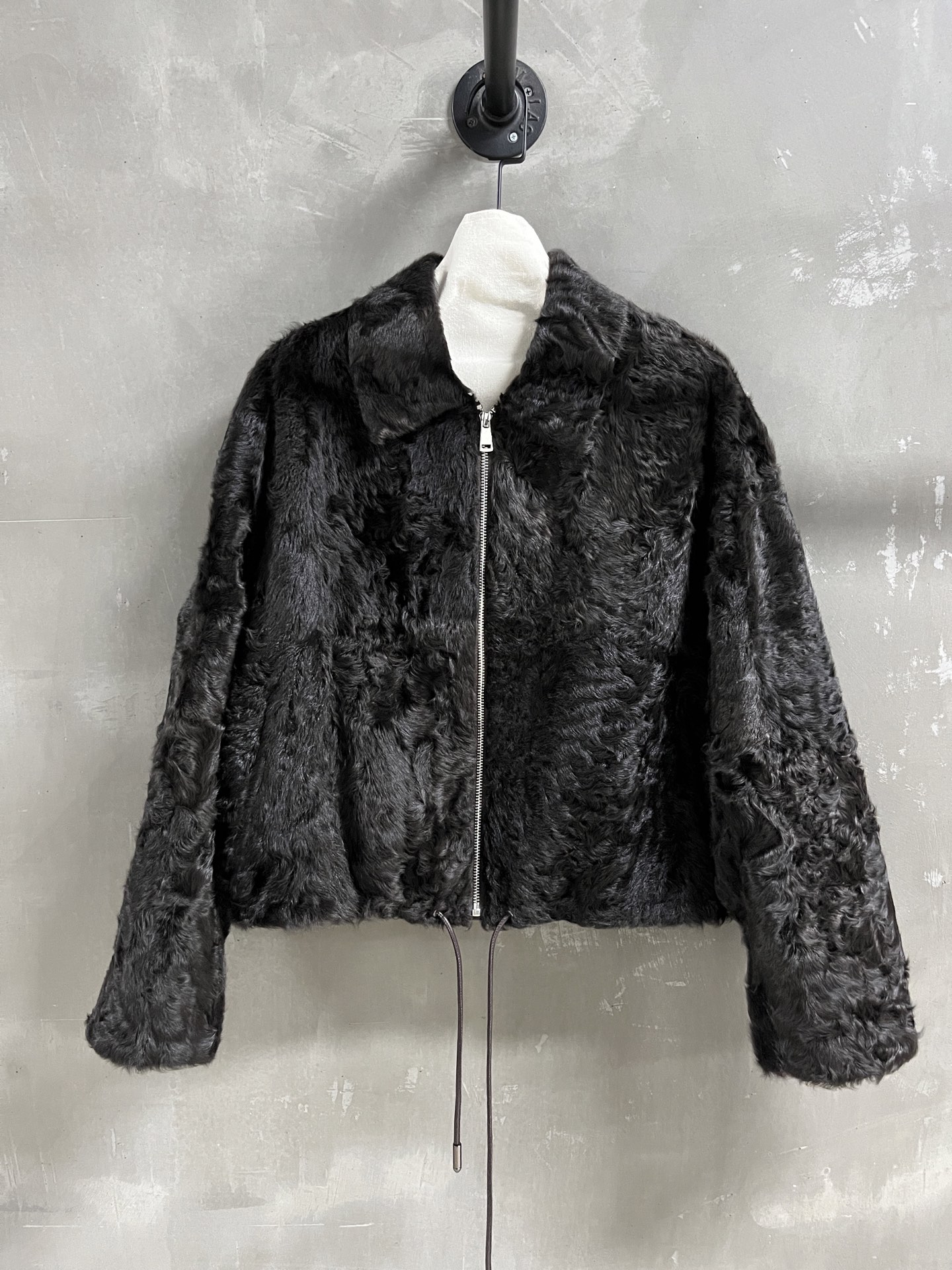 NO:636916,Introduction to Loewe｜2025 new autumn clothing products The best fur items of this season!  Classic small lapel design, slim fit, versatile and fashionable!  - MATERIAL - Leather-faced lambswool fur size M-19860909Loewe简介｜2025秋装新品 本季度最佳皮草单品！经典小翻领设计 显瘦版型不挑人百搭又时髦！ - MATERIAL 材质 - 皮面象羔羊毛皮毛一体 size M- XL M码胸围110 肩宽59 衣长51 袖长55 price,罗意威-服装,loewe,loewe,alexander wang,Women's clothing