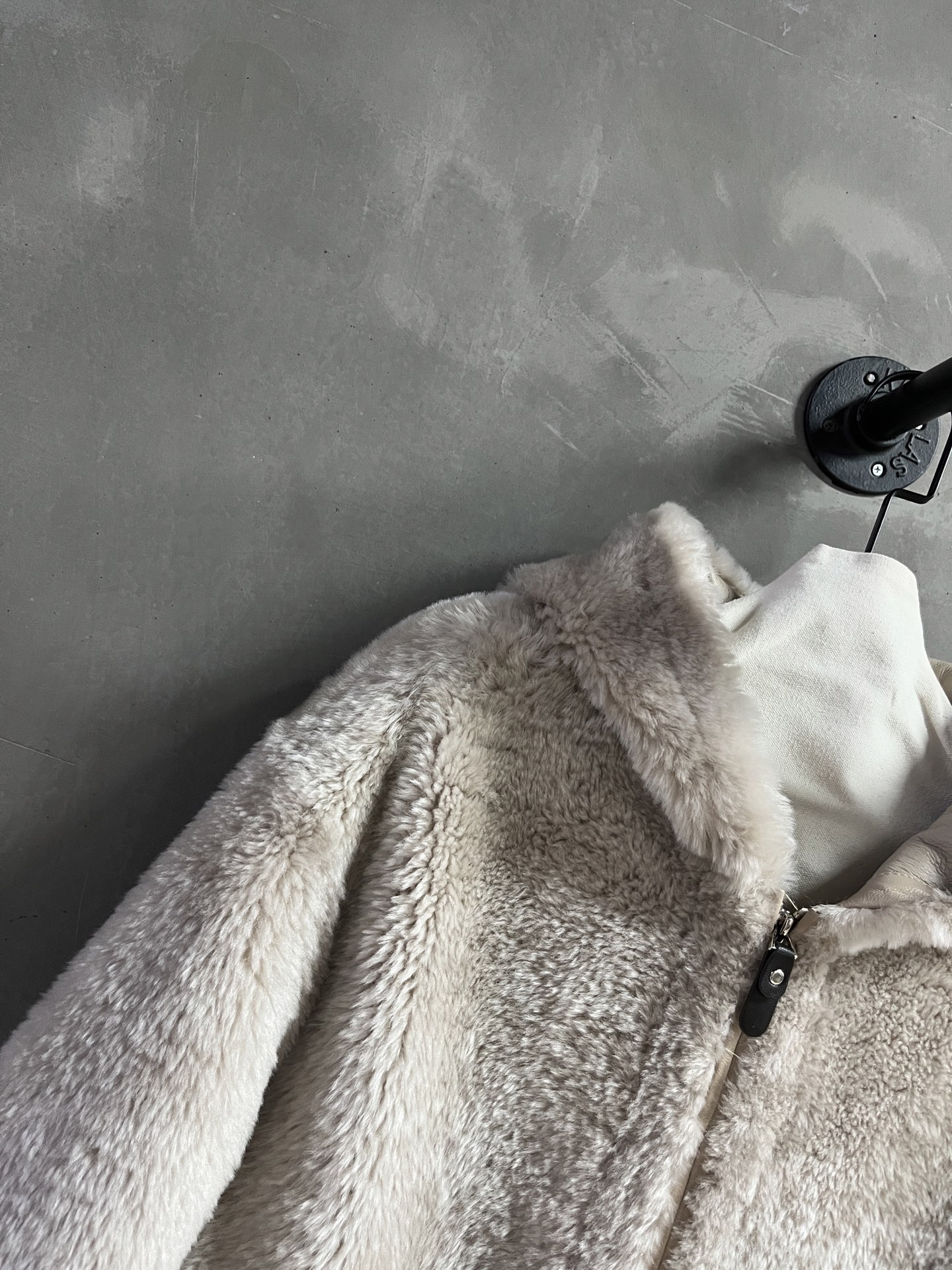 Max Mara Shearling Jacket: Timeless Elegance in Classic Mælard Tones 6 i1759418355852 2602 0 3