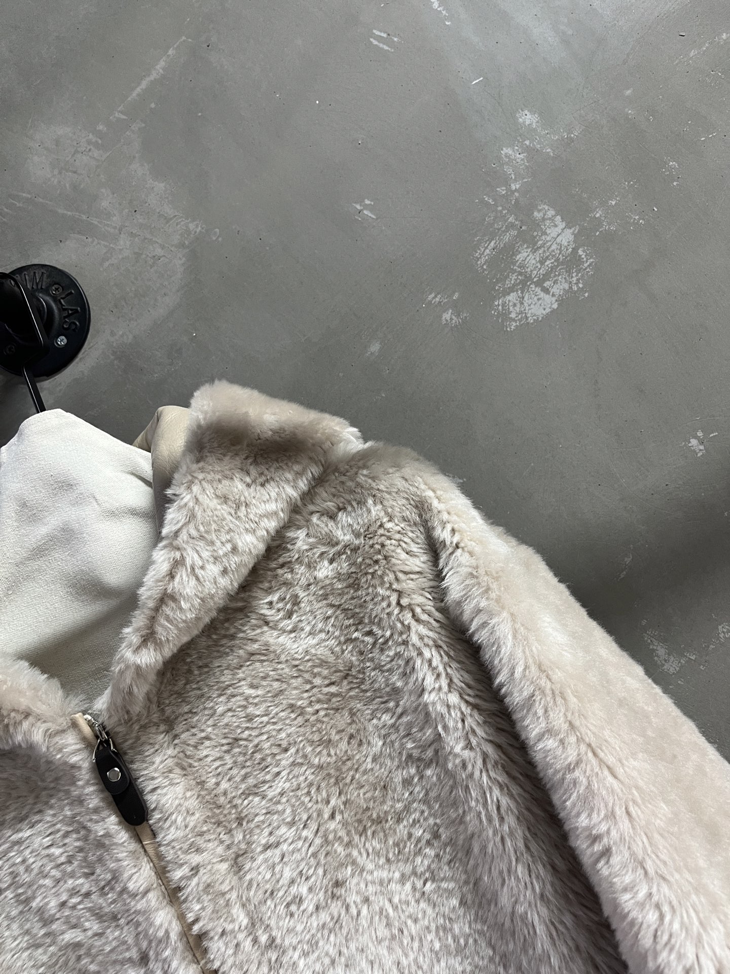 Max Mara Shearling Jacket: Timeless Elegance in Classic Mælard Tones 4 i1759418355888 7752 0 1