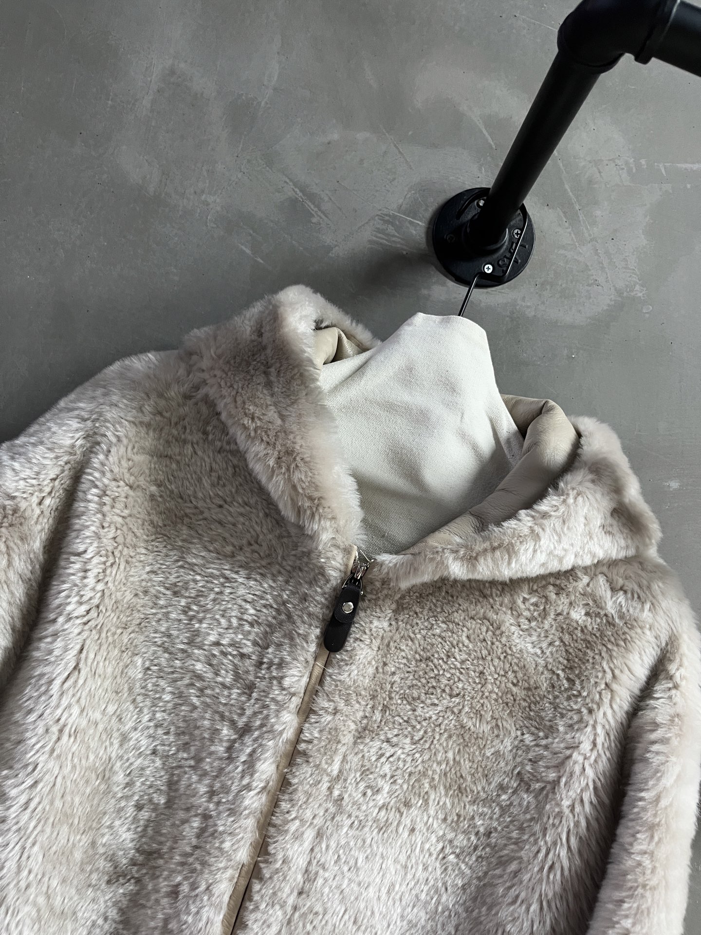 Max Mara Shearling Jacket: Timeless Elegance in Classic Mælard Tones 7 i1759418355930 7962 0 4