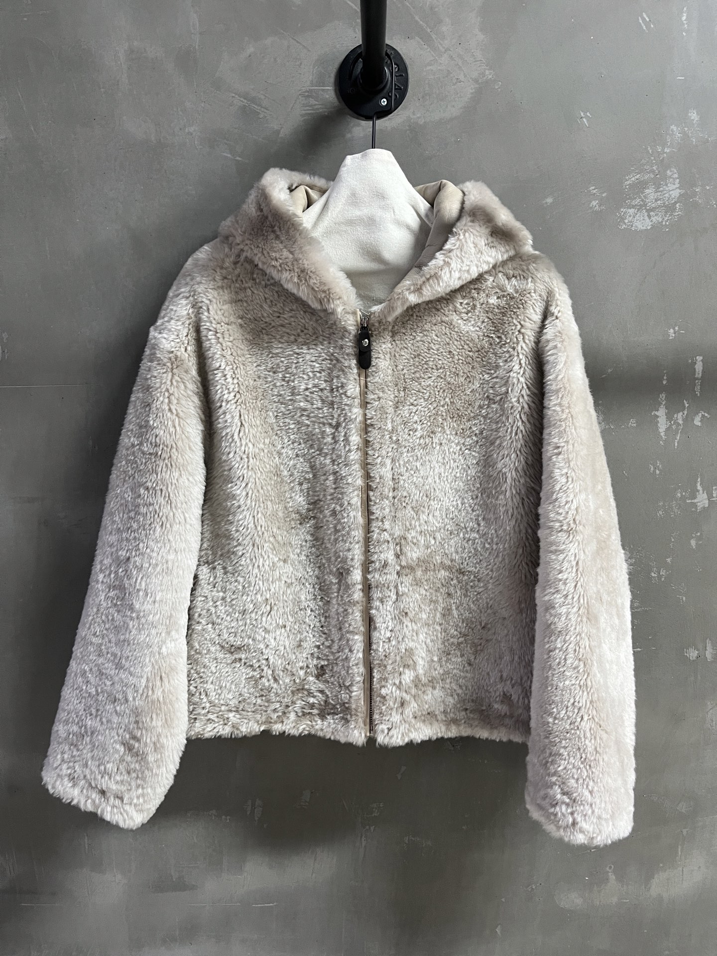 Max Mara Shearling Jacket: Timeless Elegance in Classic Mælard Tones 3 i1759418356007 6248 0 0