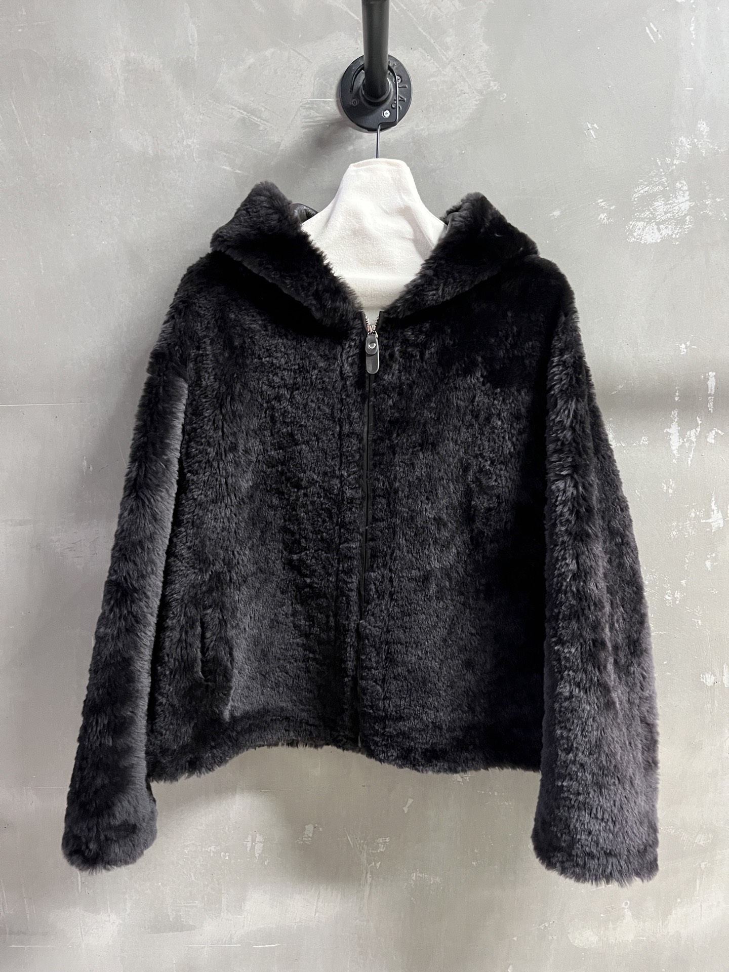 NO:636550,Introduction to Maxm*ra | 2025 Autumn and Winter New Products The best fur all-in-one product this season!  The style is versatile and fashionable!  Classic Maillard color~ - MATERIAL material - leather imported Lagon wool one piece size S-L M size bust 116 length 58 raglan sleeve length 67 price, women's clothing, alexander wang19860909Maxm*ra简介｜2025秋冬新品 本季度最佳皮毛一体单品！版型不挑人百搭又时髦！经典美拉德色系～ - MATERIAL 材质 - 皮面进口拉贡羊毛一体 size Ｓ- L M码胸围116 衣长58 连肩袖长67 price,女装,alexander wang,Women's clothing
