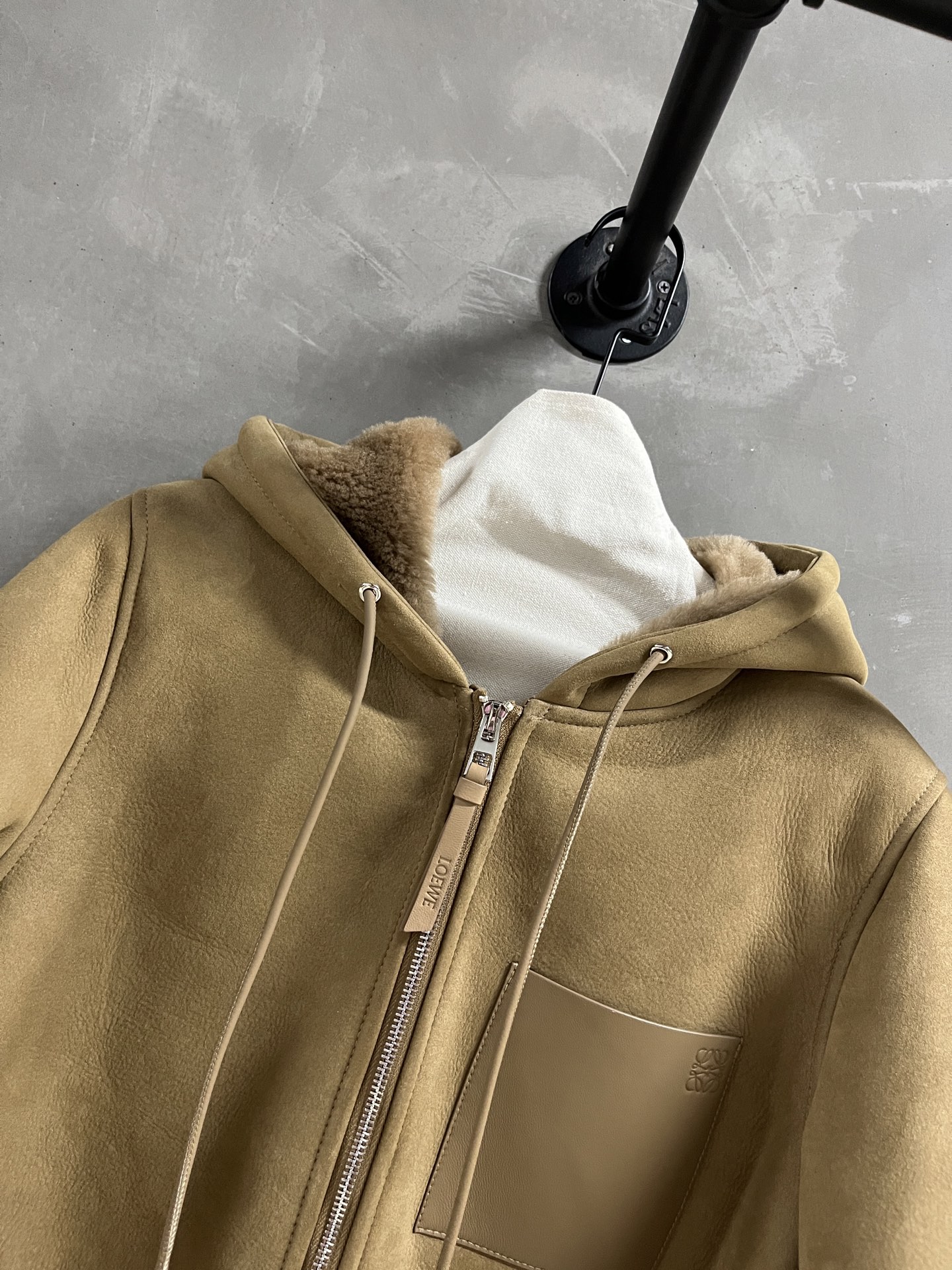 Loewe Shearling Jacket: Turkish Lambskin, M-XL, Retro Chic Style 6 i1759502910219 1279 0 3