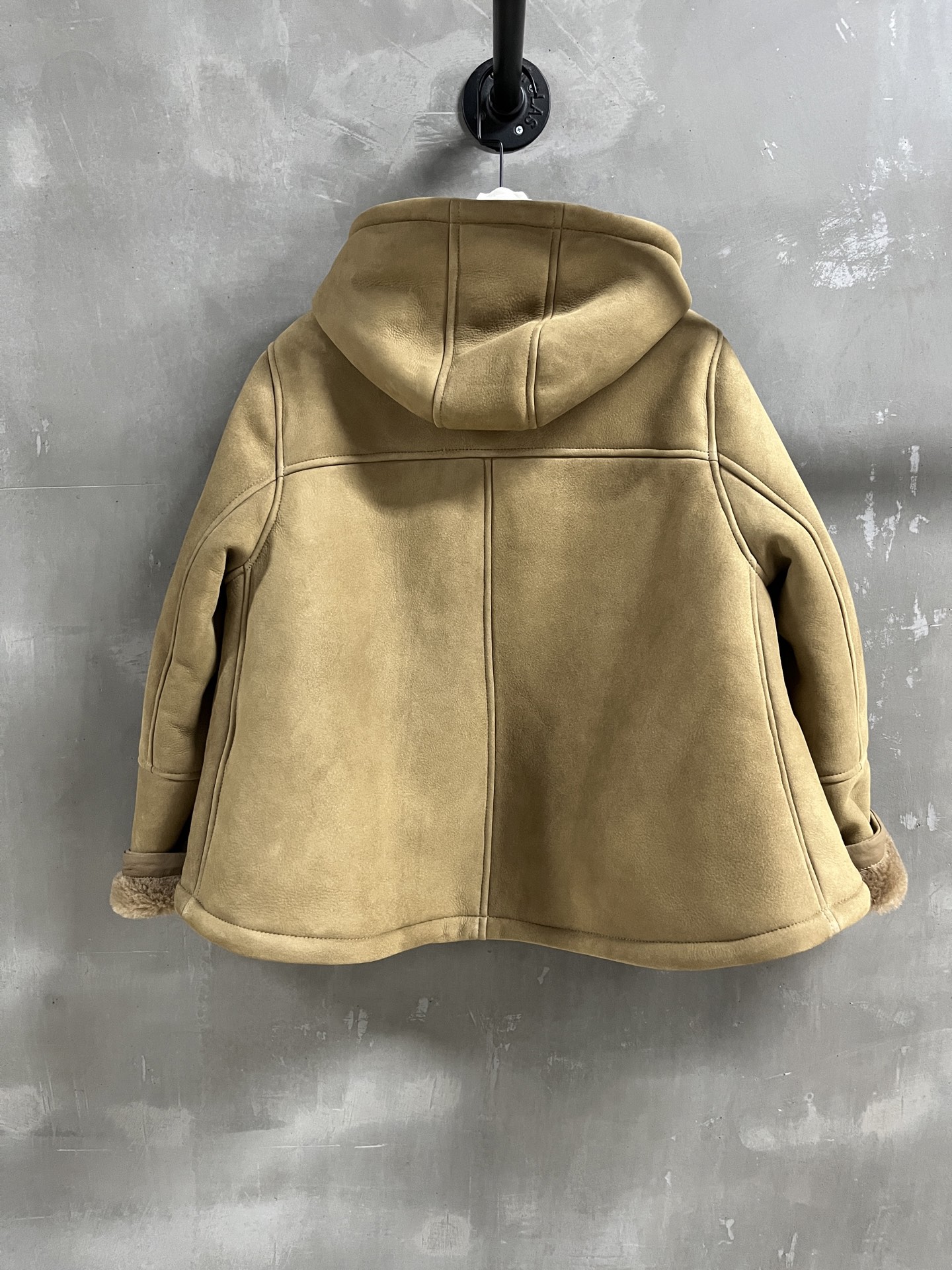 Loewe Shearling Jacket: Turkish Lambskin, M-XL, Retro Chic Style 10 i1759502919851 7209 0 8