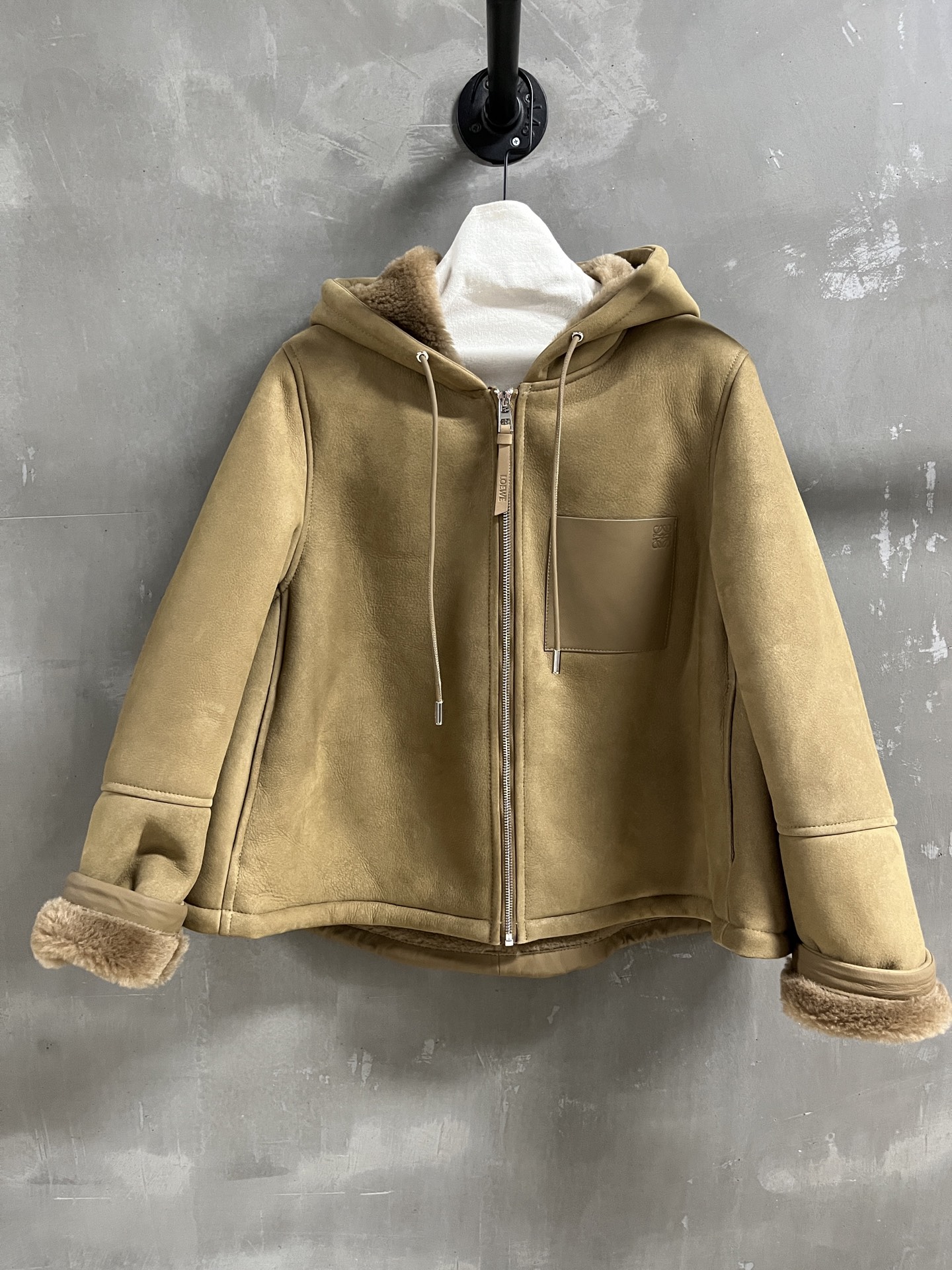 Loewe Shearling Jacket: Turkish Lambskin, M-XL, Retro Chic Style 3 i1759502931879 3244 0 0