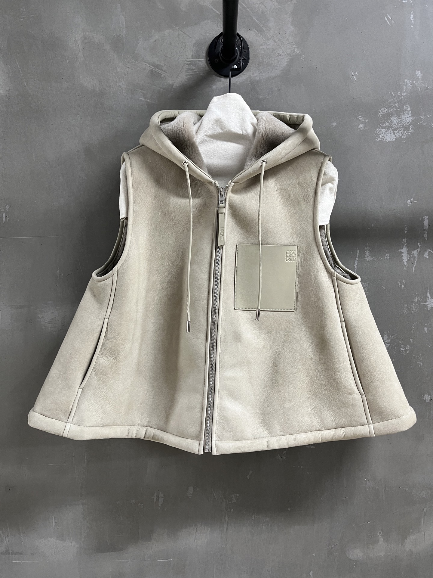 NO:636554,Introduction to Loewe | 2025 Autumn and Winter New Products This season’s best fur all-in-one product!  Original custom-made, sweet and cool retro style, easy-to-match and fashionable version!  - MATERIAL - Leather imported Turkish suede wool and fur all in one sizeM-19860909Loewe简介｜2025秋冬新品 本季度最佳皮毛一体单品！原版订制 甜酷风复古气质,版型不挑人百搭又时髦！ - MATERIAL 材质 - 皮面进口土耳其绒面羊毛皮毛一体 sizeM- XL M码胸围120肩宽42 衣长59 price,罗意威-服装,loewe,loewe,alexander wang,Women's clothing