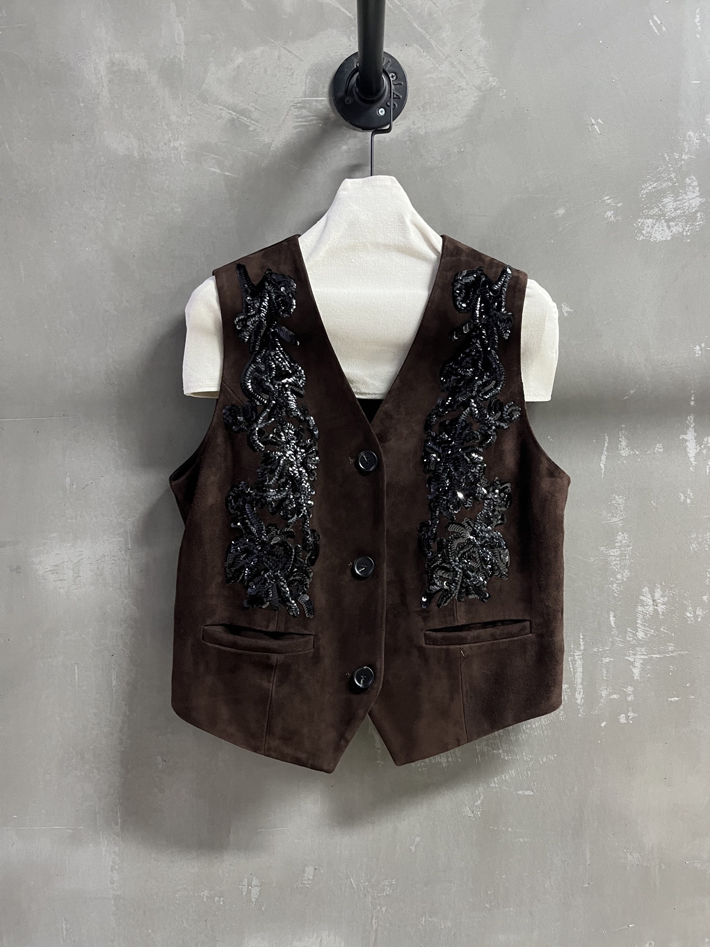 NO:636556,MiuM*u Introduction | 2025 Autumn and Winter New Products This season’s best heavy sequin embroidery item!  Each vest requires 8,000 pieces of beads and is exclusively produced with ingenuity!  Original custom-made, sweet and cool retro style, easy-to-match and fashionable version!  - MATERIAL - Leather imported Turkish mixed suede sheepskin size S- L M size bust 100 length 47 shoulder width 36, Miumiu-clothing, miumiu, sheepskin, alexander wang19860909MiuM*u简介｜2025秋冬新品 本季度最佳重工珠片绣单品！每件马甲需要8000片珠片 匠心独家出品！原版订制 甜酷风复古气质,版型不挑人百搭又时髦！ - MATERIAL 材质 - 皮面进口土耳其混种绒面羊皮 sizeＳ- L M码胸围100衣长47肩宽36,缪缪-服装,miumiu,sheepskin,alexander wang,Women's clothing