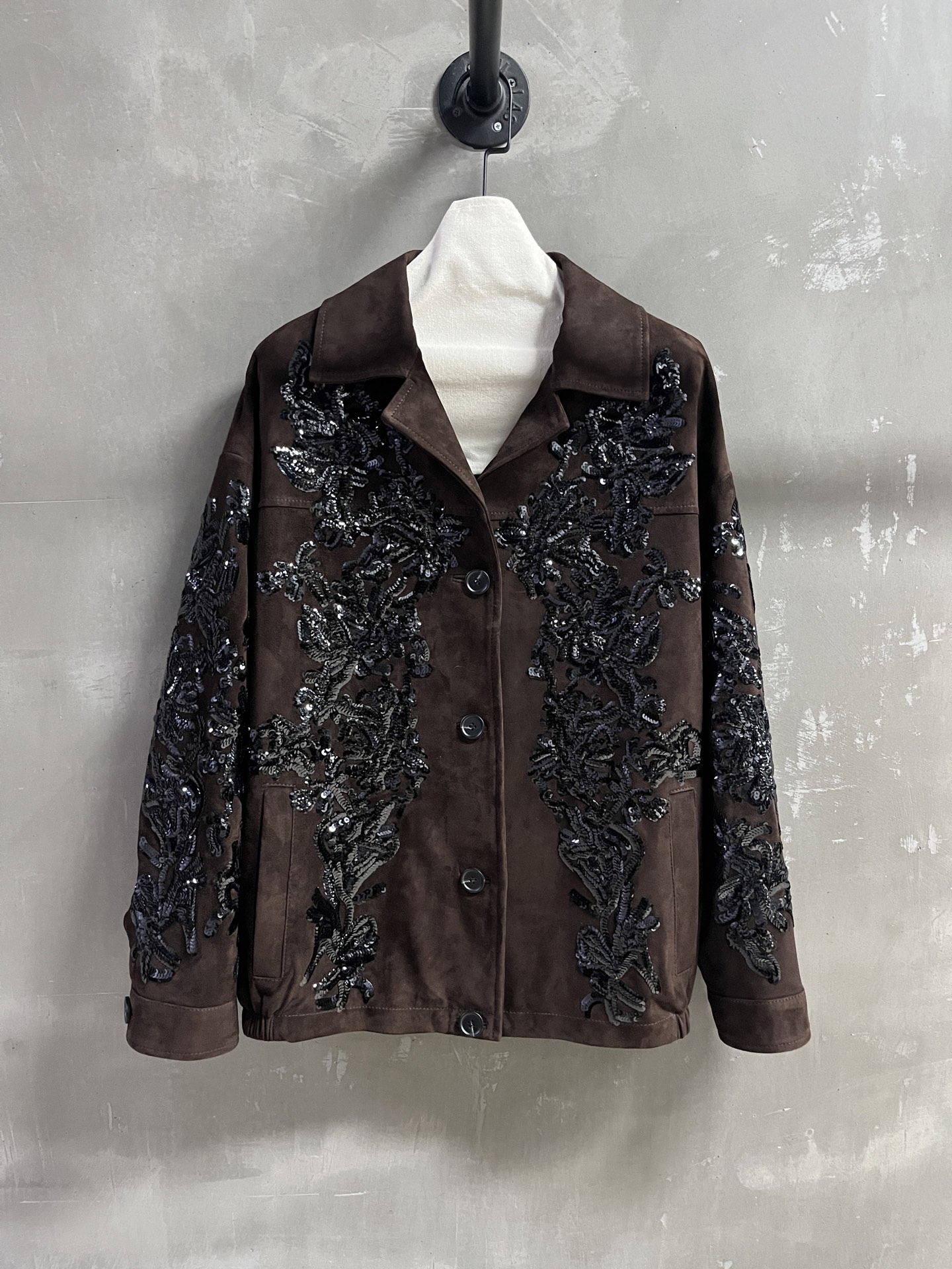 NO:636558,Introduction to MiuMiu｜2025 new autumn clothing products This season’s best heavy sequin embroidery items!  Each piece of clothing requires 38,000 beads and is produced exclusively with ingenuity!  Original custom-made, sweet and cool retro style, easy-to-match and fashionable version!  - MATERIAL Material - Leather imported Turkish mixed suede sheepskin size S-19860909MiuMiu简介｜2025秋装新品 本季度最佳重工珠片绣单品！每件衣服需要3.8万珠片 匠心独家出品！原版订制 甜酷风复古气质,版型不挑人百搭又时髦！ - MATERIAL 材质 - 皮面进口土耳其混种绒面羊皮 sizeＳ- XL M码胸围124 衣长68肩宽58 袖长52,缪缪-服装,miumiu,sheepskin,alexander wang,Women's clothing