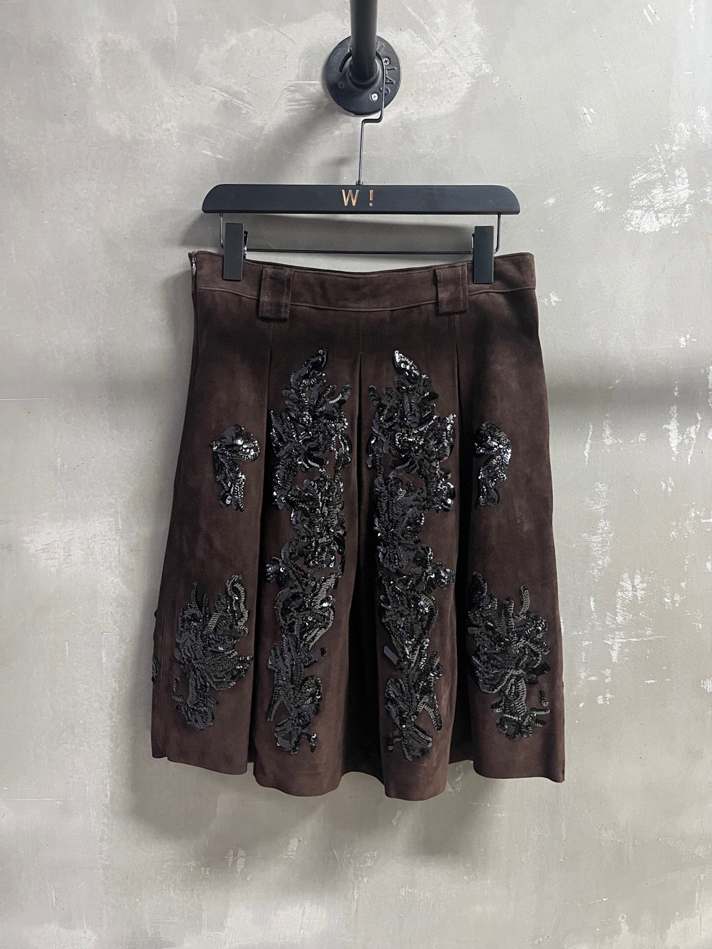 NO:636560,Introduction to MiuM*u｜2025 new autumn clothing products This season’s best heavy sequin embroidery items!  Each skirt requires 18,000 sequins and is produced exclusively with ingenuity!  Original custom-made, sweet and cool retro style, easy-to-match and fashionable version!  - MATERIAL - Leather imported Turkish mixed suede sheepskin size S- L M size waist 76 skirt length 57, Miumiu-clothing, miumiu, skirts, sheepskin, alexander wang19860909MiuM*u简介｜2025秋装新品 本季度最佳重工珠片绣单品！每条裙子需要1.8万珠片 匠心独家出品！原版订制 甜酷风复古气质,版型不挑人百搭又时髦！ - MATERIAL 材质 - 皮面进口土耳其混种绒面羊皮 sizeＳ- L M码腰围76 裙长57,缪缪-服装,miumiu,skirts,sheepskin,alexander wang,Women's clothing