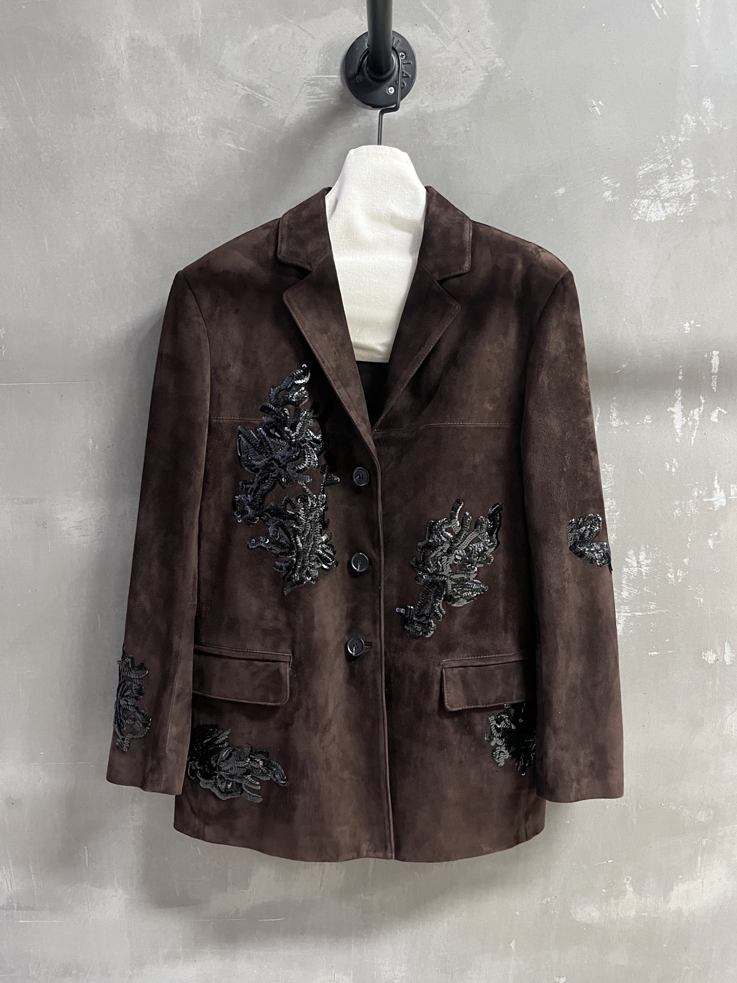 NO:636562,Introduction to MiuM*u｜2025 new autumn clothing products This season’s best heavy sequin embroidery items!  Each piece of clothing requires 18,000 beads and is produced exclusively with ingenuity!  Original custom-made, sweet and cool retro style, easy-to-match and fashionable version!  - MATERIAL material - leather imported Turkish mixed suede sheepskin size S- L M size bust 110 length 74 shoulder width 48 sleeve length 60, Miumiu-clothing, miumiu, sheepskin, alexander wang19860909MiuM*u简介｜2025秋装新品 本季度最佳重工珠片绣单品！每件衣服需要1.8万珠片 匠心独家出品！原版订制 甜酷风复古气质,版型不挑人百搭又时髦！ - MATERIAL 材质 - 皮面进口土耳其混种绒面羊皮 sizeＳ- L M码胸围110衣长74肩宽48袖长60,缪缪-服装,miumiu,sheepskin,alexander wang,Women's clothing