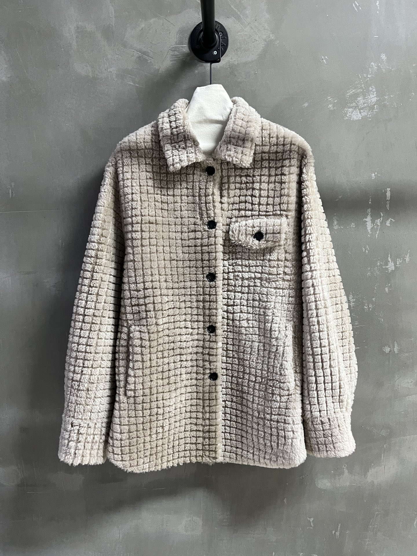 NO:636545,BV Introduction | 2025 Autumn and Winter New Products This season’s best flower-cut craft items!  The original custom-made version is versatile and fashionable!  - MATERIAL Material - Leather surface imported Meri wool fur one piece sizeＳ-19860909BV简介｜2025秋冬新品 本季度最佳剪花工艺单品！原版订制 版型不挑人百搭又时髦！ - MATERIAL 材质 - 皮面进口美利卷羊毛皮毛一体 sizeＳ- XL M码胸围116 肩宽49 袖长61 衣长76,葆蝶家-服装,bottega veneta,bottega veneta,alexander wang,Women's clothing