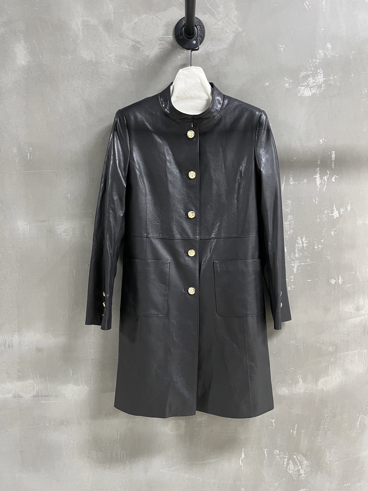 NO:636551,Introduction to Chan*l | 2025 Autumn and Winter New Products The best outerwear item of this season!  Classic Chanel design, easy-to-match style, versatile and fashionable!  The neat tailoring and exquisite buttons make the leather jacket no longer monotonous. Customized camellia lining!  - MATERIAL Material - Leather imported Turkish wrinkled ultra-thin vegetable tanned leather size S-19860909Chan*l简介｜2025秋冬新品 本季度最佳外套单品！经典香奈儿设计 版型不挑人百搭又时髦！利落裁剪的同时穿插精美绝伦扣子让皮衣不再单调 定制山茶花里衬！ - MATERIAL 材质 - 皮面进口土耳其抓皱超薄植鞣皮 size Ｓ- XL M码胸围96 衣长87 肩宽40 袖长59,香奈儿-服装,chanel,chanel,jackets & coats,leather jacket,alexander wang,Women's clothing