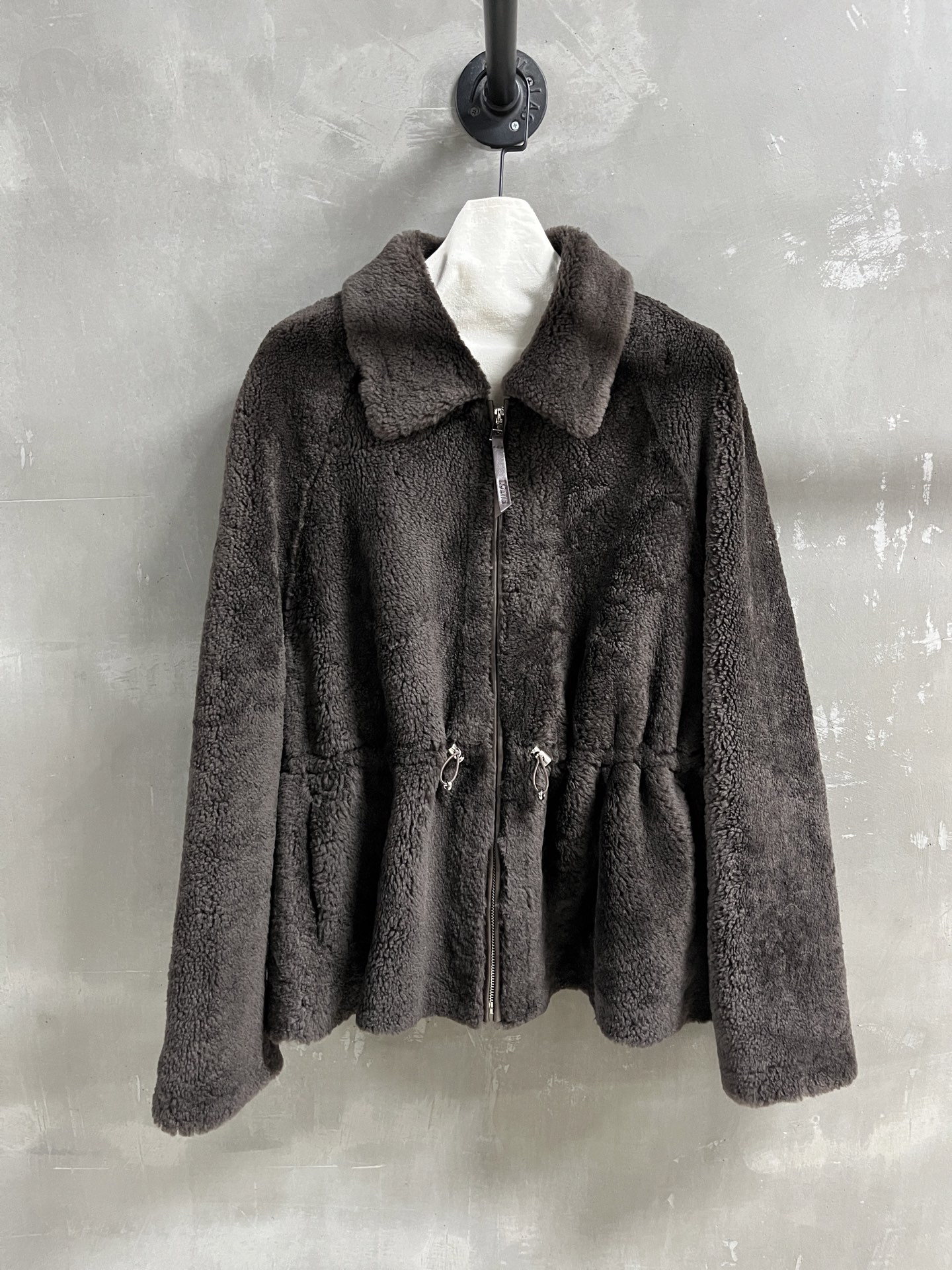 NO:636553,Introduction to Lo*we | 2025 Autumn and Winter New Products The best fur all-in-one product this season!  Original custom-made, sweet and cool retro style, easy-to-match and fashionable version!  - MATERIAL - Leather imported beautiful curly wool and fur all in one sizeM-19860909Lo*we简介｜2025秋冬新品 本季度最佳皮毛一体单品！原版订制 甜酷风复古气质,版型不挑人百搭又时髦！ - MATERIAL 材质 - 皮面进口美丽卷羊毛皮毛一体 sizeM- XL M码胸围112 连肩袖长77 衣长65,罗意威-服装,loewe,alexander wang,Women's clothing