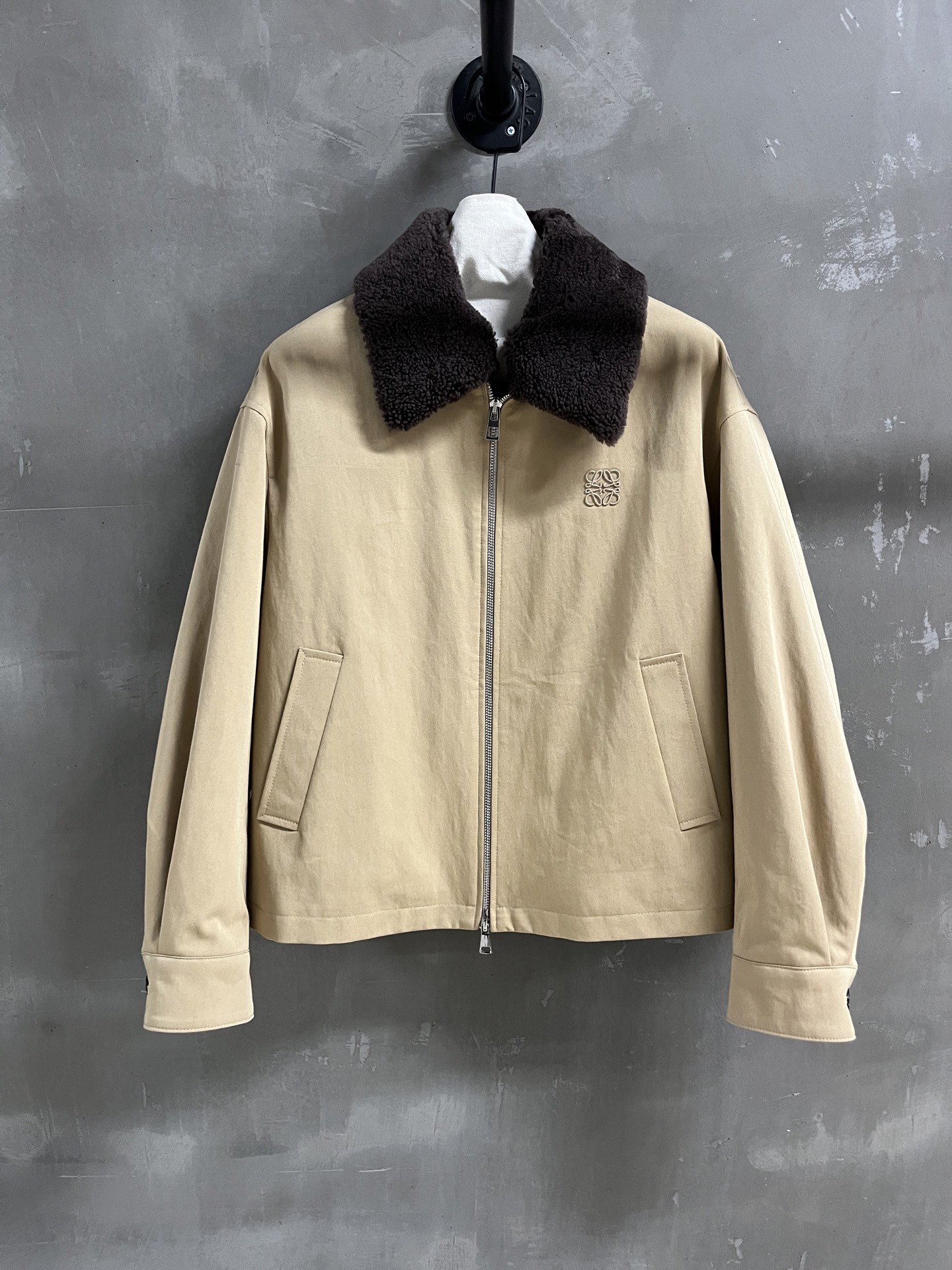 NO:636555,Introduction to Lo*we｜2025 New Winter Clothing Products This season’s best outerwear items!  The short version is versatile and fashionable!  - MATERIAL material - leather imported original high weave density fabric size S-19860909Lo*we简介｜2025冬装新品 本季度最佳外套单品！短款版型不挑人百搭又时髦！ - MATERIAL 材质 - 皮面进口原版高织数密度面料 size Ｓ- XL M码胸围114 衣长58 肩宽51 袖长54,罗意威-服装,loewe,jackets & coats,alexander wang,Women's clothing