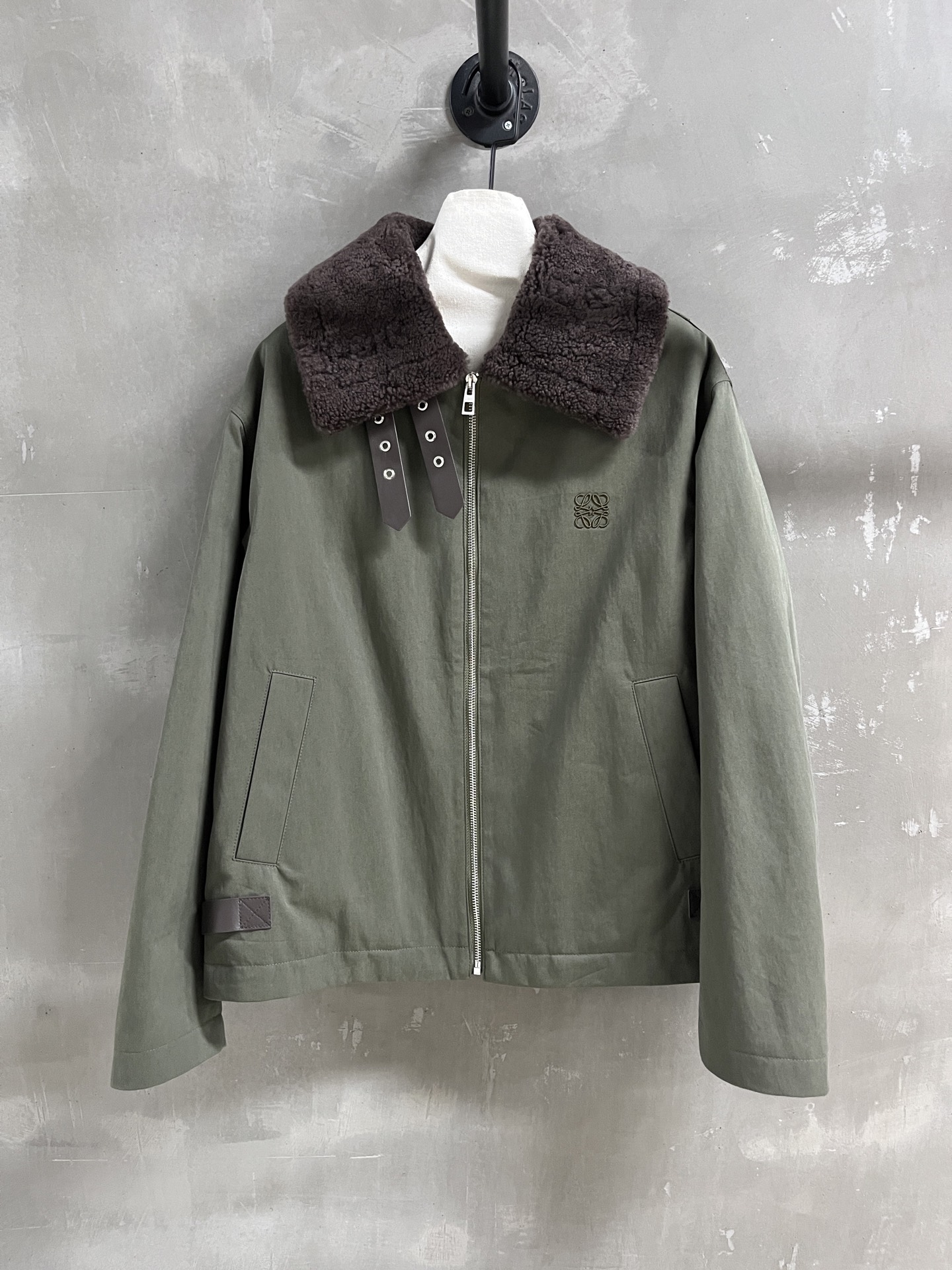 NO:636561,Introduction to Lo*we｜2025 New Winter Clothing Products This season’s best outerwear items!  The long version is versatile and fashionable!  - MATERIAL material - leather imported original high weave density fabric size S-19860909Lo*we简介｜2025冬装新品 本季度最佳外套单品！长款版型不挑人百搭又时髦！ - MATERIAL 材质 - 皮面进口原版高织数密度面料 size Ｓ- XL M码胸围118 衣长64 肩宽51 袖长61,罗意威-服装,loewe,jackets & coats,alexander wang,Women's clothing