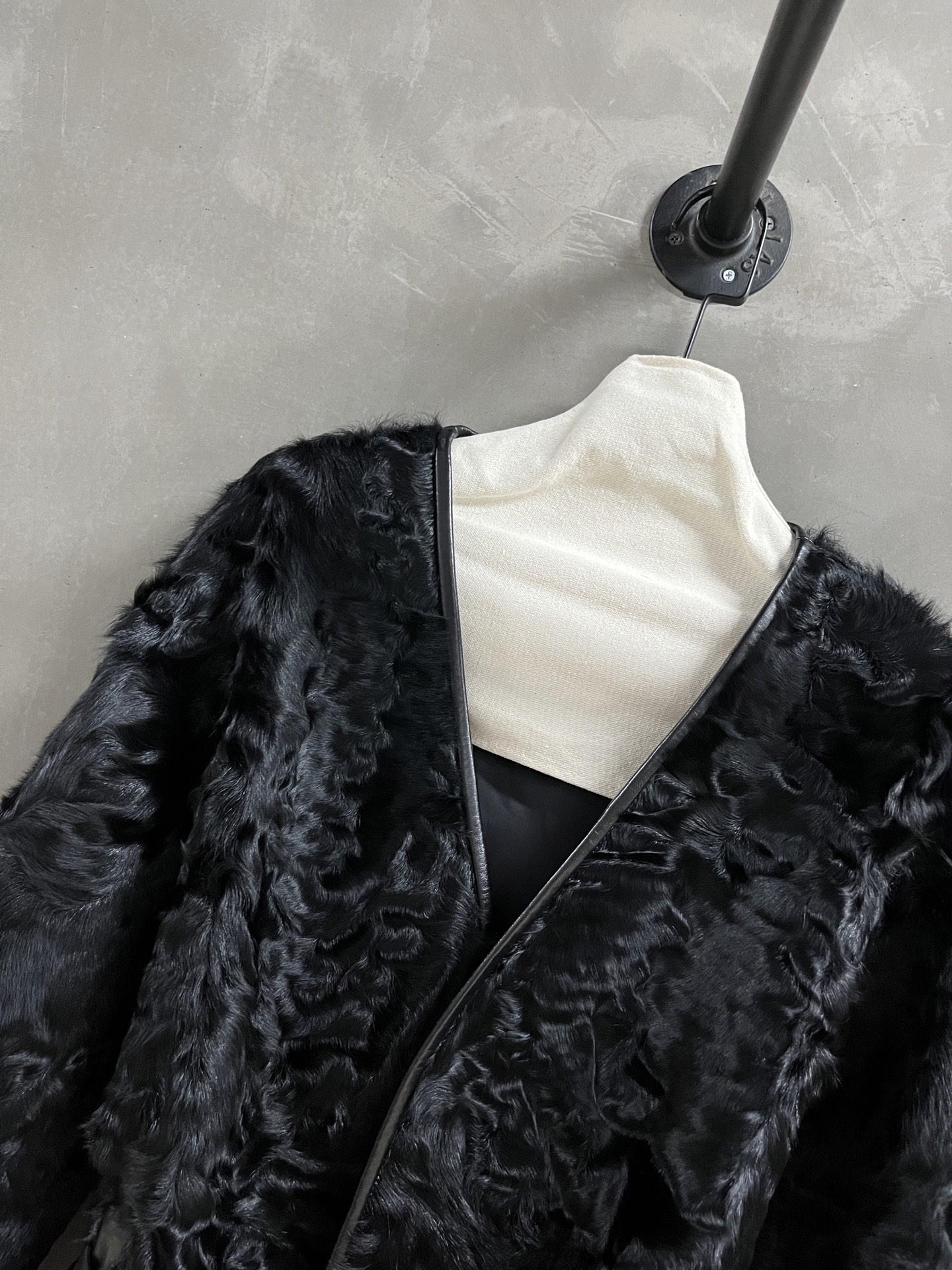 Lemaire Shearling Jacket: Timeless Style & Ultimate Comfort 5 i1759851904867 8940 0 2