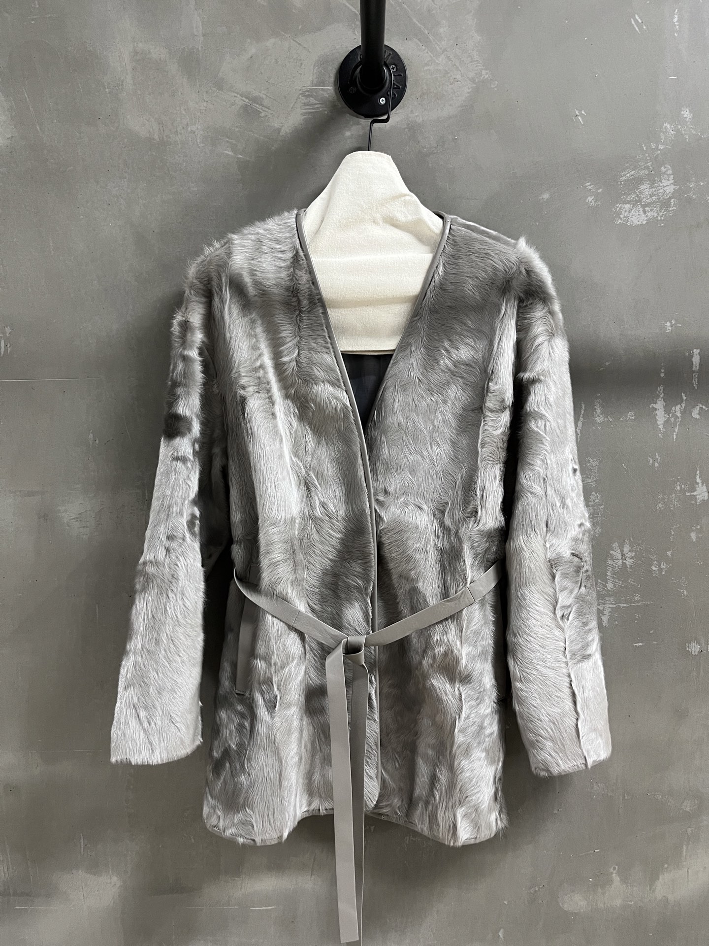 NO:636563,LEMAIRE Introduction | 2025 Autumn and Winter New Products The best fur all-in-one product this season!  The style is versatile and fashionable!  - MATERIAL - Leather imported lambswool fur all in one size S-19860909LEMAIRE简介｜2025秋冬新品 本季度最佳皮毛一体单品！版型不挑人百搭又时髦！ - MATERIAL 材质 - 皮面进口象羔羊毛皮毛一体 size Ｓ- XL M码胸围108 肩宽55 袖长51衣长72,女装,alexander wang,Women's clothing