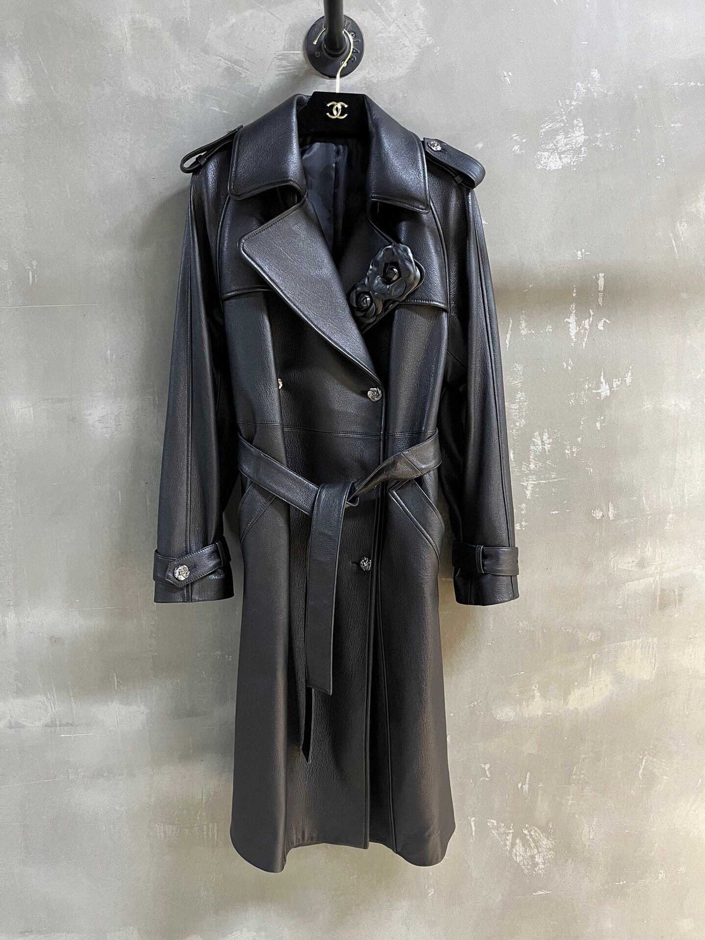 NO:636579,Introduction to Cha*el | 2025 Autumn and Winter New Products This season’s best windbreaker item!  Classic Chanel design, easy-to-match style, versatile and fashionable!  The neat tailoring and the exquisite camellia flowers make the leather jacket no longer monotonous!  - MATERIAL material - leather imported Turkish deer pattern leather size S-19860909Cha*el简介｜2025秋冬新品 本季度最佳风衣单品！经典香奈儿设计 版型不挑人百搭又时髦！利落裁剪的同时穿插精美绝伦重工山茶花让皮衣不再单调！ - MATERIAL 材质 - 皮面进口土耳其鹿纹皮 size Ｓ- XL M码胸围108 肩袖长71 衣长104,香奈儿-服装,chanel,leather jacket,alexander wang,Women's clothing