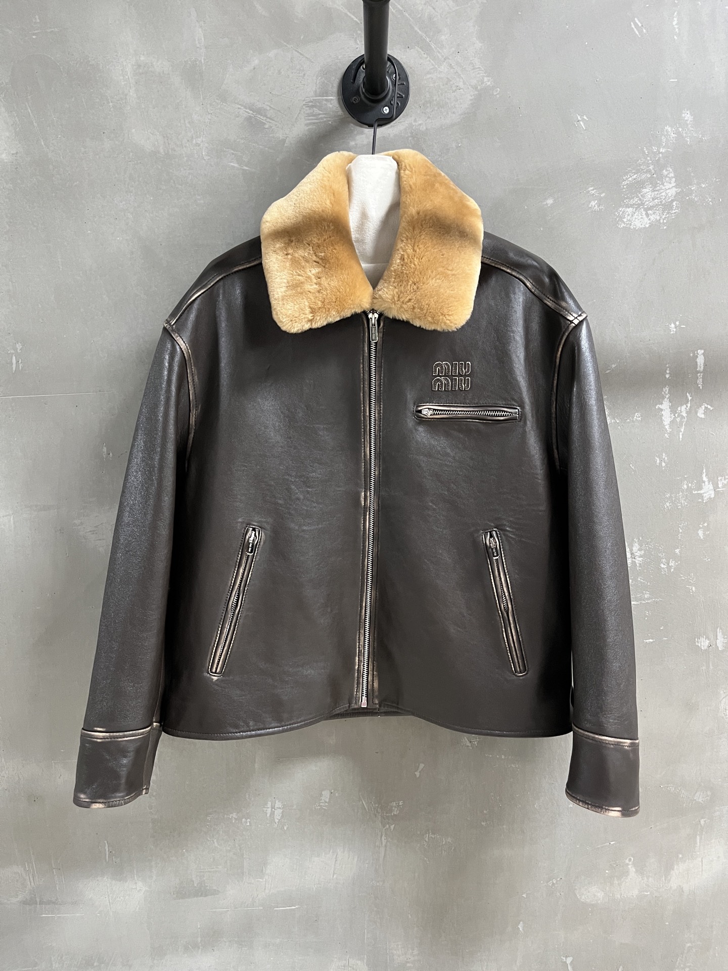 NO:636580,Introduction to MiuMi*｜2025 new autumn clothing products The best leather clothing items this season!  Classic small lapel sports and casual design, slim fit, versatile and fashionable!  - MATERIAL Material - leather imported Turkish rubbed lambskin size M-19860909MiuMi*简介｜2025秋装新品 本季度最佳皮衣单品！经典小翻领运动休闲设计 显瘦版型不挑人百搭又时髦！ - MATERIAL 材质 - 皮面进口土耳其擦色小羊皮 size M- XL M码胸围118 肩宽54 衣长61 袖长56 price,缪缪-服装,miumiu,leather jacket,sheepskin,alexander wang,Women's clothing