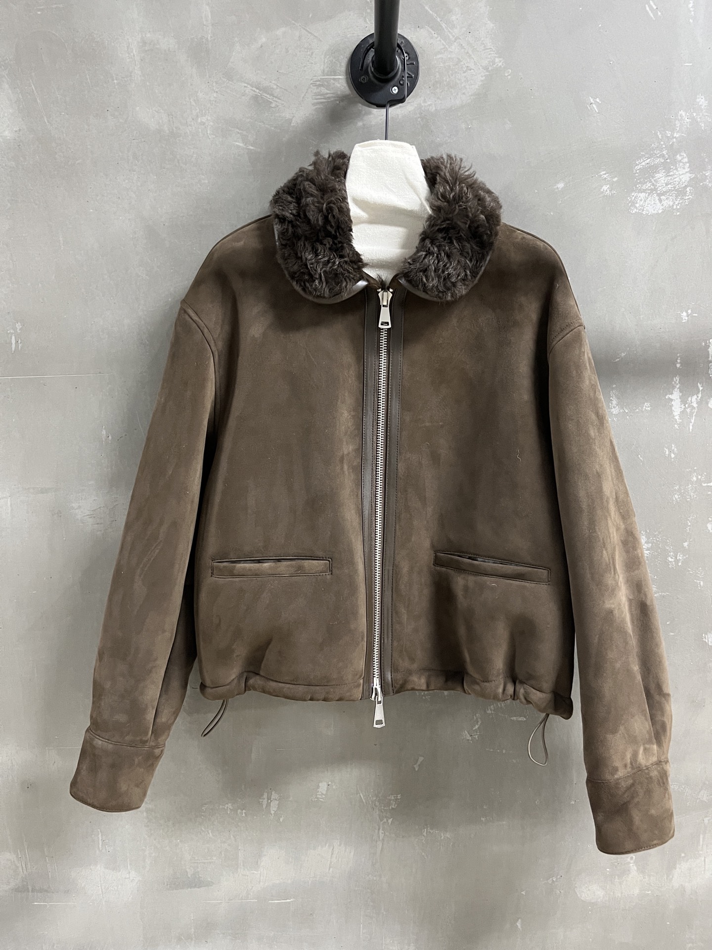 NO:636583,Introduction to MiuMi*｜2025 New Autumn Clothing Products This season’s best fur all-in-one product!  Classic small lapel sports and casual design, slim fit, versatile and fashionable!  - MATERIAL Material - Leather imported Turkish suede wool all-in-one size M-19860909MiuMi*简介｜2025秋装新品 本季度最佳皮毛一体单品！经典小翻领运动休闲设计 显瘦版型不挑人百搭又时髦！ - MATERIAL 材质 - 皮面进口土耳其绒面羊毛皮毛一体 size M- XL M码胸围124肩宽56衣长57袖长56 price,缪缪-服装,miumiu,alexander wang,Women's clothing