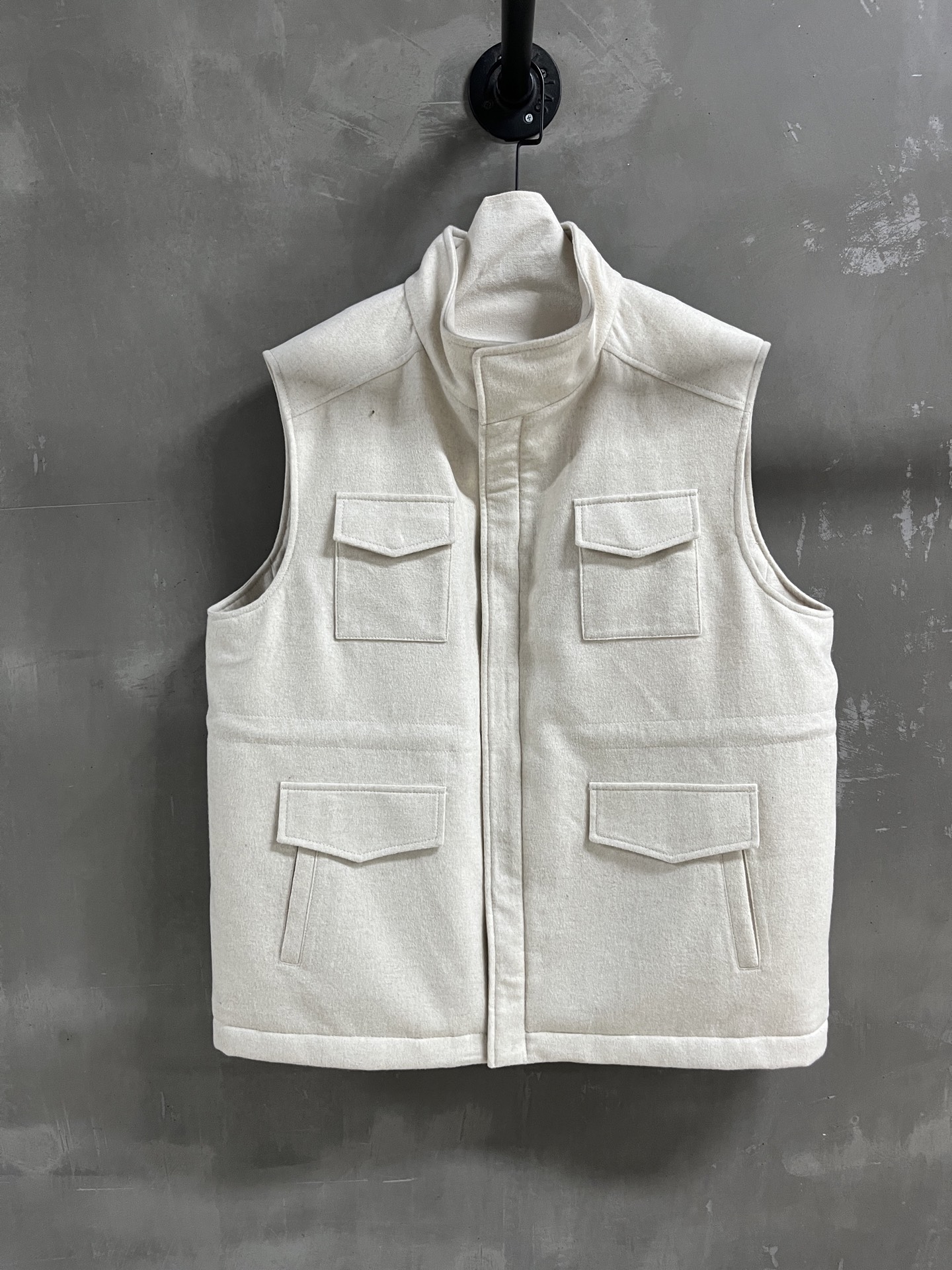 NO:636566,Introduction to Loro Piana | 2025 Autumn and Winter New Products This season’s best old money style items!  The style is versatile and fashionable!  Lining filled with 90% white goose down - MATERIAL Material - Leather surface 10% mulberry silk 90% wool size M-19860909Loro Piana简介｜2025秋冬新品 本季度最佳老钱风单品！版型不挑人百搭又时髦！内里填充90白鹅绒 - MATERIAL 材质 - 皮面10桑蚕丝 90羊毛 size M- XL M码胸围122 肩宽47 衣长69 price,女装,loro piana,alexander wang,Women's clothing