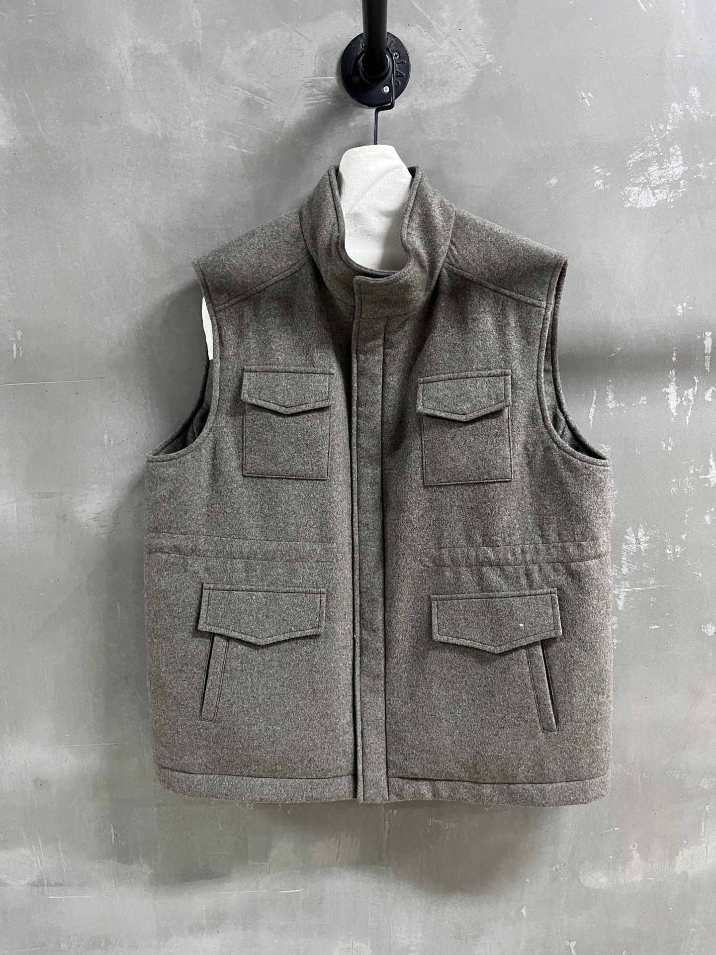 NO:636569,Introduction to Loro Piana | 2025 Autumn and Winter New Products This season’s best old money style items!  The style is versatile and fashionable!  The inside is filled with 90 white goose down - MATERIAL material - leather surface 10 mulberry silk 90 wool size M-19860909Loro Piana简介｜2025秋冬新品 本季度最佳老钱风单品！版型不挑人百搭又时髦！内里填充90白鹅绒 - MATERIAL 材质 - 皮面10桑蚕丝 90羊毛 size M- XL M码胸围122 肩宽47 衣长69 price,女装,loro piana,alexander wang,Women's clothing