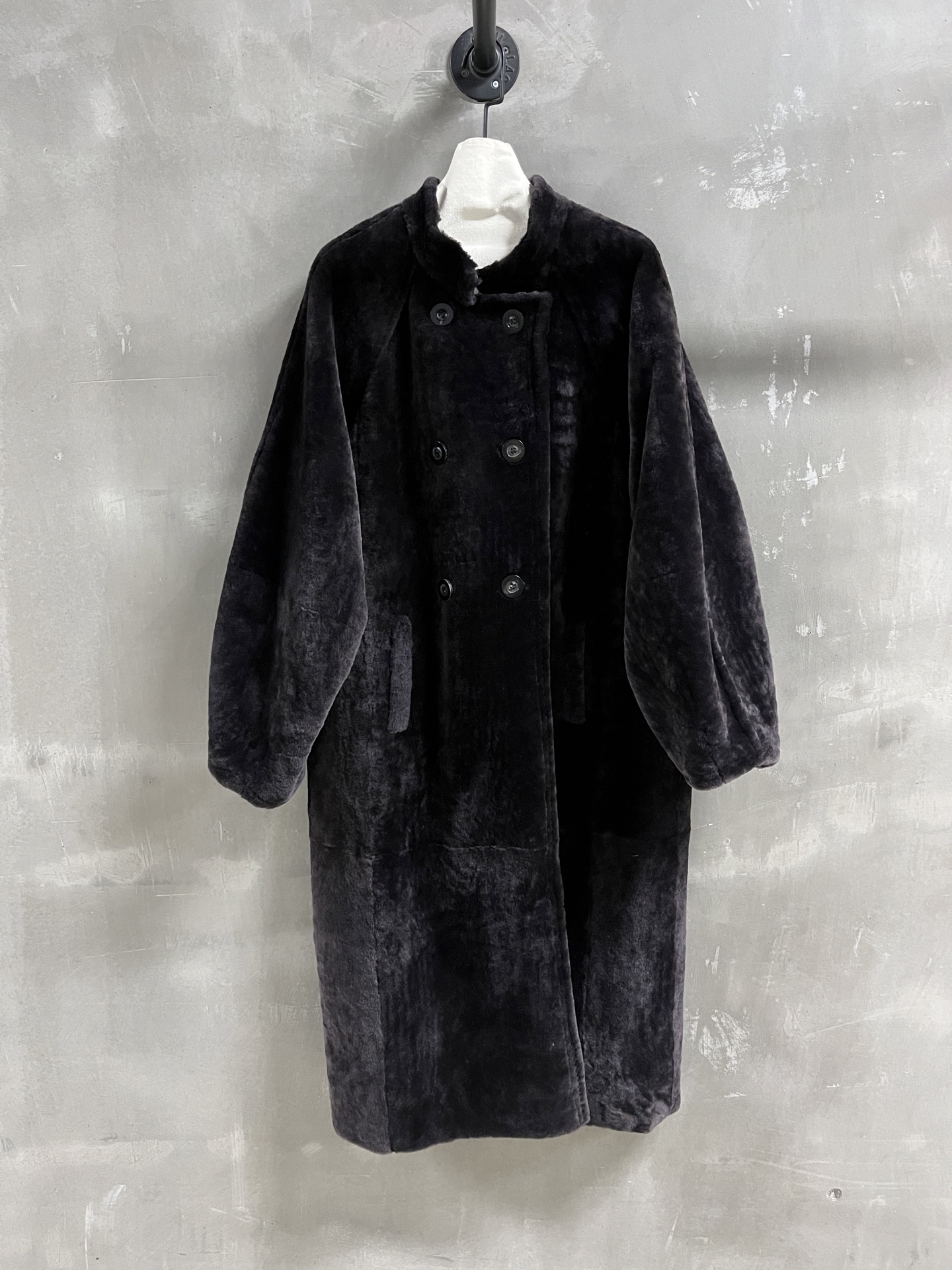 NO:636572,Introduction to Maxm*ra | 2025 Autumn and Winter New Products The best fur all-in-one product this season!  The style is versatile and fashionable!  Classic Maillard color~ - MATERIAL material - leather surface imported Australian Ruoshui wool one piece size S-L M size bust 122 raglan sleeve length 74 clothing length 114, Maxmara-clothing, alexander wang19860909Maxm*ra简介｜2025秋冬新品 本季度最佳皮毛一体单品！版型不挑人百搭又时髦！经典美拉德色系～ - MATERIAL 材质 - 皮面进口澳洲若水羊毛一体 size Ｓ- L M码胸围122 连肩袖长74 衣长114,麦丝玛拉-服装,alexander wang,Women's clothing