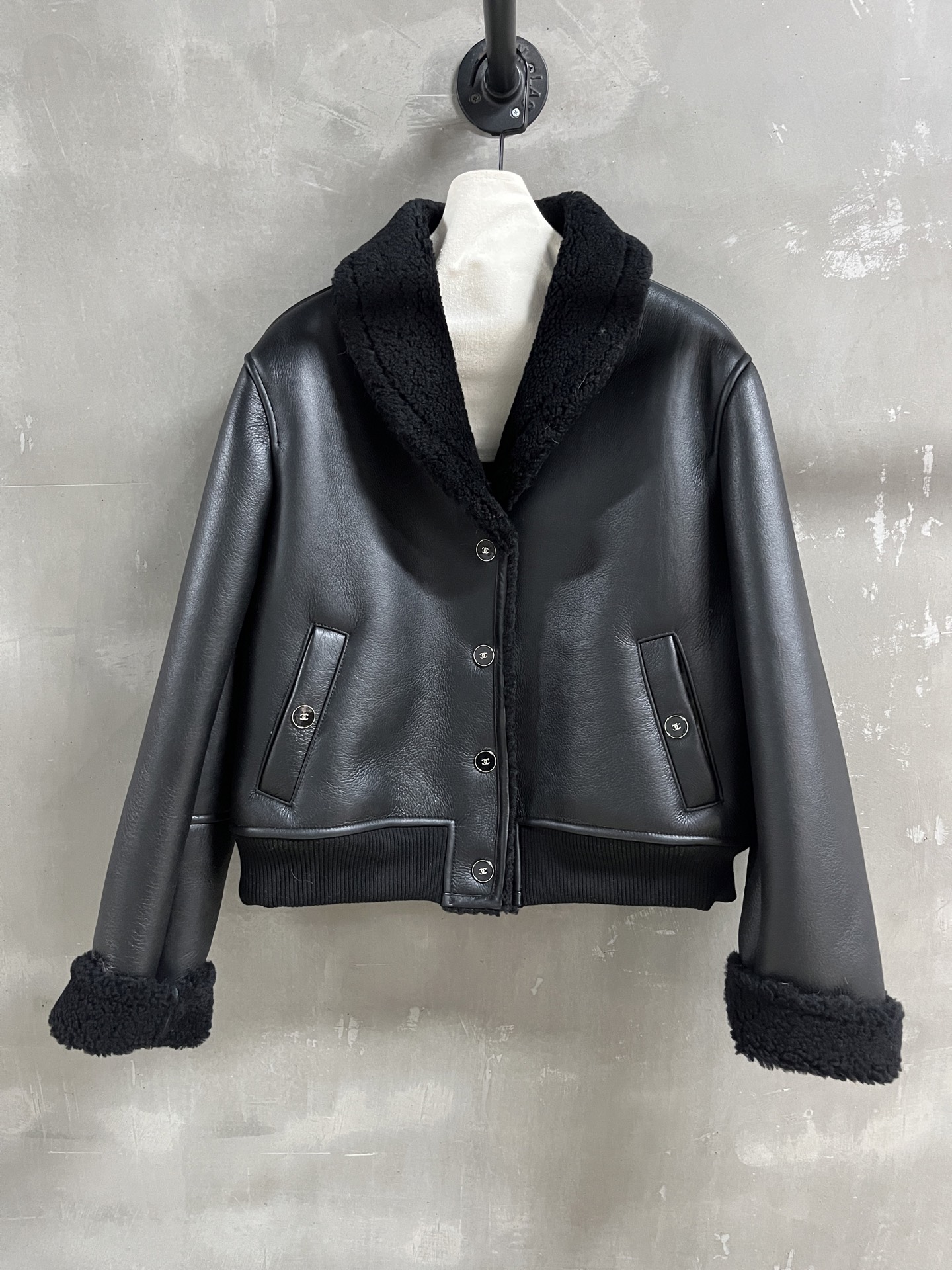 NO:636587,Introduction to Chan*l | 2025 Autumn and Winter New Products The best outerwear item of this season!  Classic Chanel design, easy-to-match style, versatile and fashionable!  The neat tailoring and exquisite buttons make the fur no longer monotonous - MATERIAL material - leather imported merino wool fur one piece size S-19860909Chan*l简介｜2025秋冬新品 本季度最佳外套单品！经典香奈儿设计 版型不挑人百搭又时髦！利落裁剪的同时穿插精美绝伦扣子让皮草不再单调 - MATERIAL 材质 - 皮面进口美利奴羊毛皮毛一体 size Ｓ- XL M码胸围118 衣长56 肩宽48袖长66,香奈儿-服装,chanel,chanel,jackets & coats,alexander wang,Women's clothing