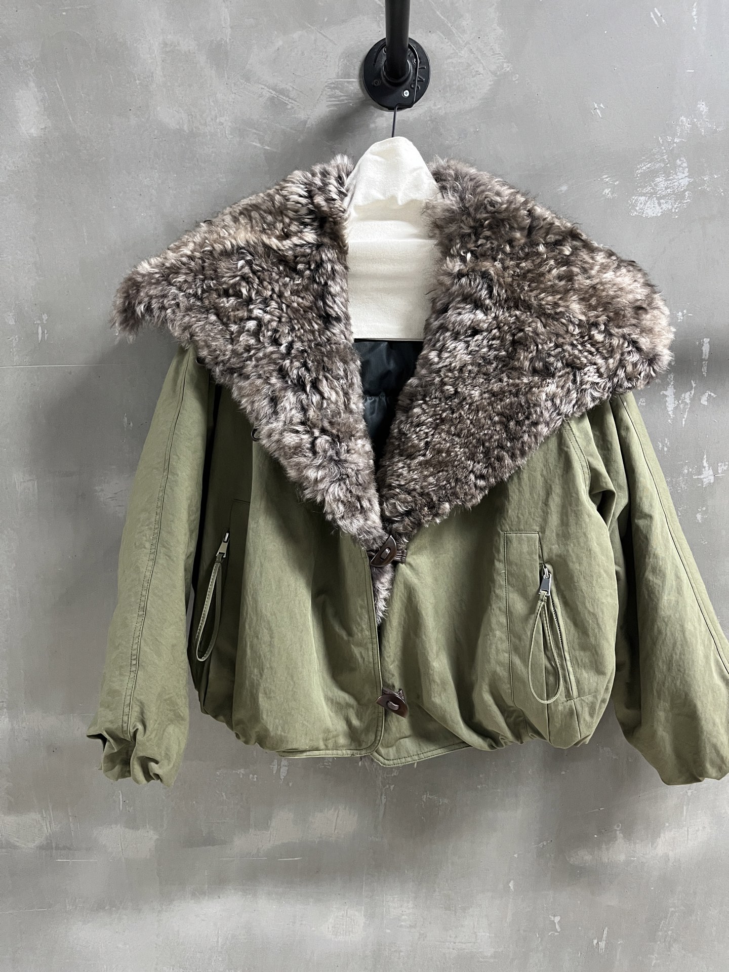 NO:636593,Introduction to Balenci*ga｜2025 New Winter Wear Products This season’s best parka items!  Customized two-color retro Tuscan detachable fur collar, filled with 90% white goose down, simple and elegant design, easy-to-match style, versatile and fashionable!  - MATERIAL material - leather 45 cotton 55 nylon size S- L M size bust 152 length 64 raglan sleeve length 75, Balenciaga-clothing, balenciaga, balenciaga, alexander wang19860909Balenci*ga简介｜2025冬装新品 本季度最佳派克单品！定制双色复古托斯卡纳可拆卸毛领 内里填充90白鹅绒 设计简约腔调十足 版型不挑人百搭又时髦！ - MATERIAL 材质 - 皮面45棉 55锦纶 size S- L M码胸围152 衣长64 连肩袖长75,巴黎世家-服装,balenciaga,balenciaga,alexander wang,Women's clothing