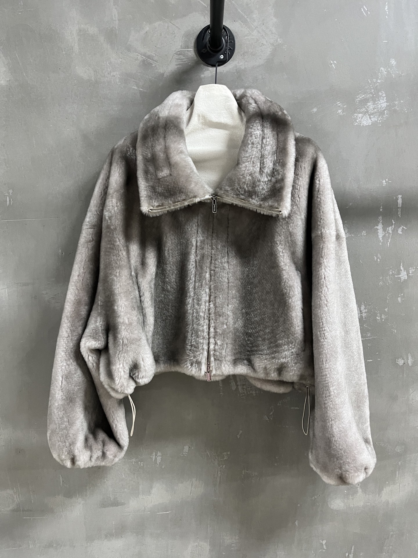 NO:636594,Introduction to MiuMi*｜2025 New Autumn Clothing Products This season’s best fur all-in-one product!  Classic small lapel sports and casual design, slim fit, versatile and fashionable!  - MATERIAL - Leather imported two-color retro merino wool fur one piece size S- L19860909MiuMi*简介｜2025秋装新品 本季度最佳皮毛一体单品！经典小翻领运动休闲设计 显瘦版型不挑人百搭又时髦！ - MATERIAL 材质 - 皮面进口双色复古美利奴羊毛皮毛一体 size S- L M码胸围144肩宽70 衣长51袖长50,缪缪-服装,miumiu,alexander wang,Women's clothing