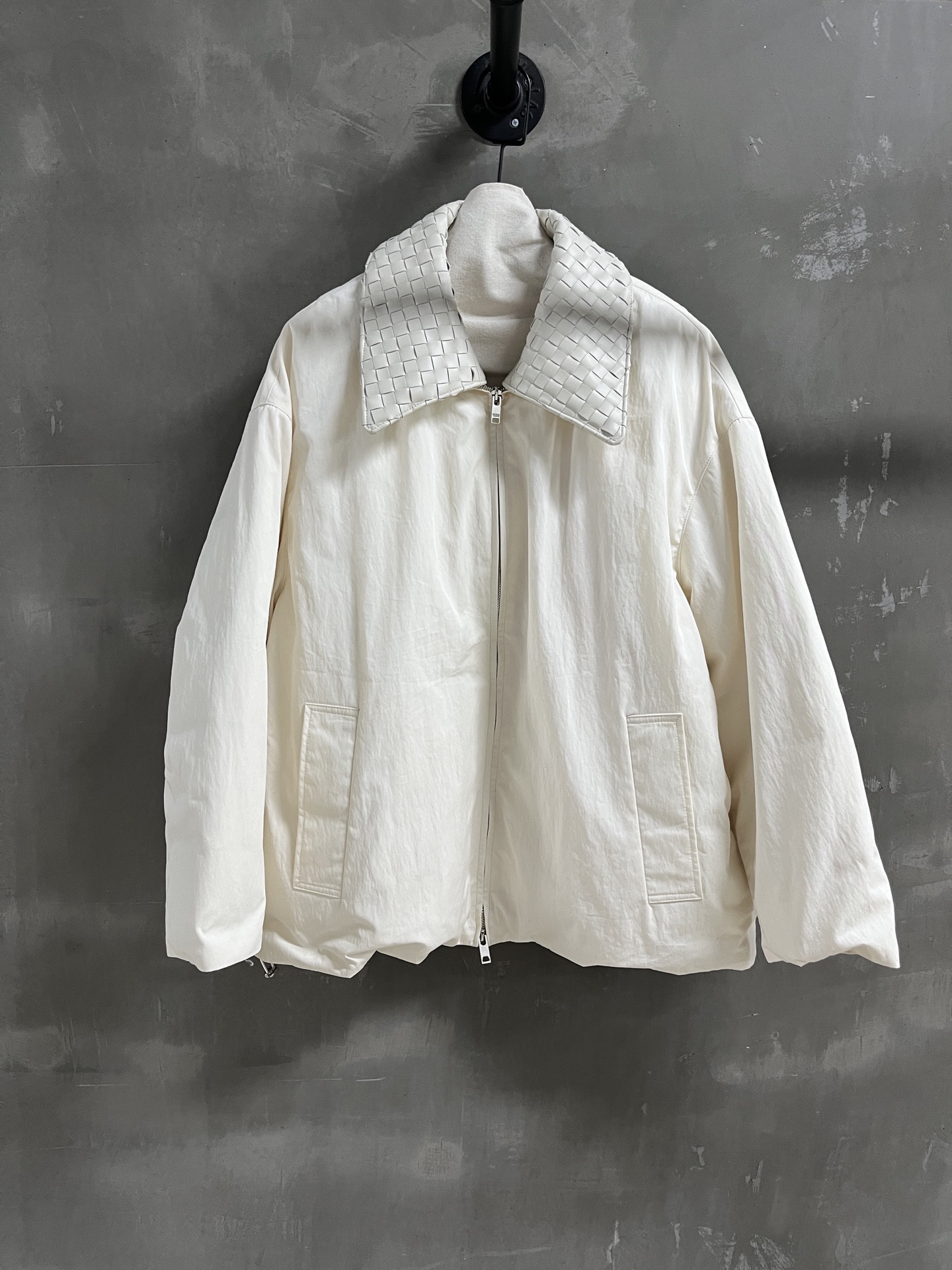 NO:636596,BV Introduction | 2025 Autumn and Winter New Products This season’s best down items!  Original custom-made, sweet and cool retro style, easy-to-match and fashionable version!  - MATERIAL material - leather imported original high weave density fabric size S - L M size bust 136 length 70 shoulder width 60 sleeve length 52, Bottega Veneta - Clothing, bottega veneta, bottega veneta, down jacket, alexander wang19860909BV简介｜2025秋冬新品 本季度最佳羽绒单品！原版订制 甜酷风复古气质,版型不挑人百搭又时髦！ - MATERIAL 材质 - 皮面进口原版高织数密度面料 sizeＳ- L M码胸围136衣长70 肩宽60 袖长52,葆蝶家-服装,bottega veneta,bottega veneta,down jacket,alexander wang,Women's clothing